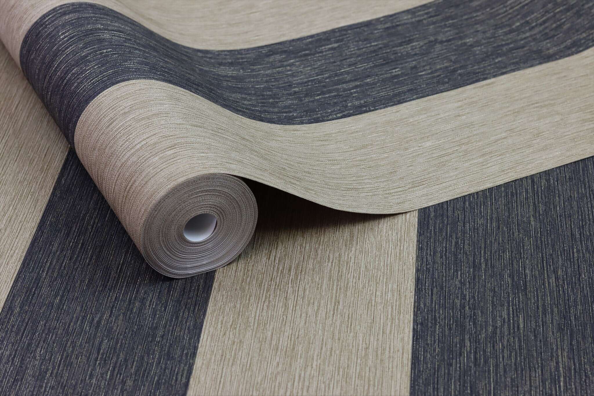 10-844030 Detailaufnahmen 17 Detailed image of Wallpaper with block stripes and grooved texture