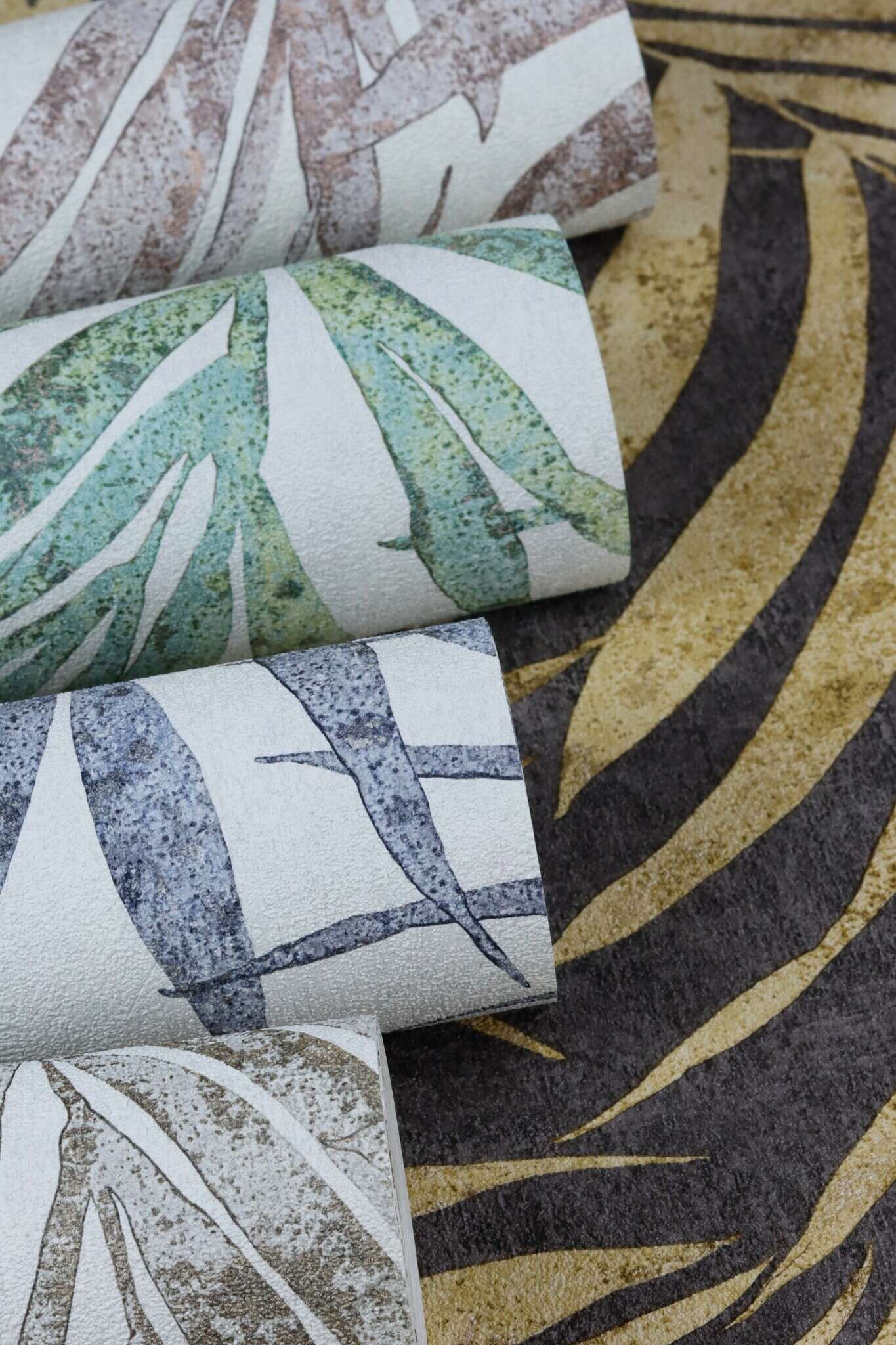 10-617429 Detailaufnahmen 3 Palm leaves non-woven wallpaper in blue-demin Indigo Selection 617429