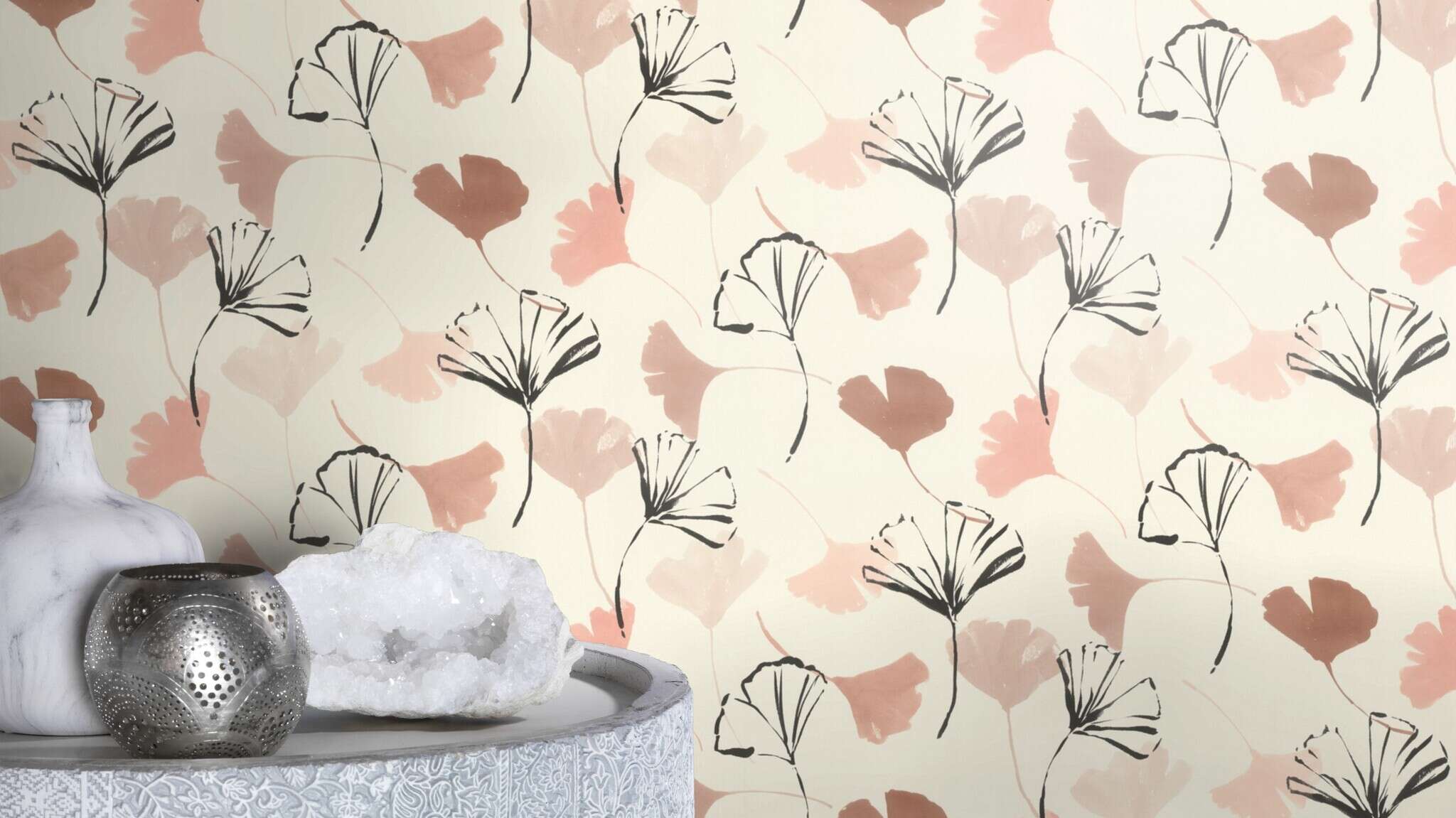10-690118 Raumsituationen 4 Room with Suggestive gingko leaves in black, rola and taupe on a cream-white background