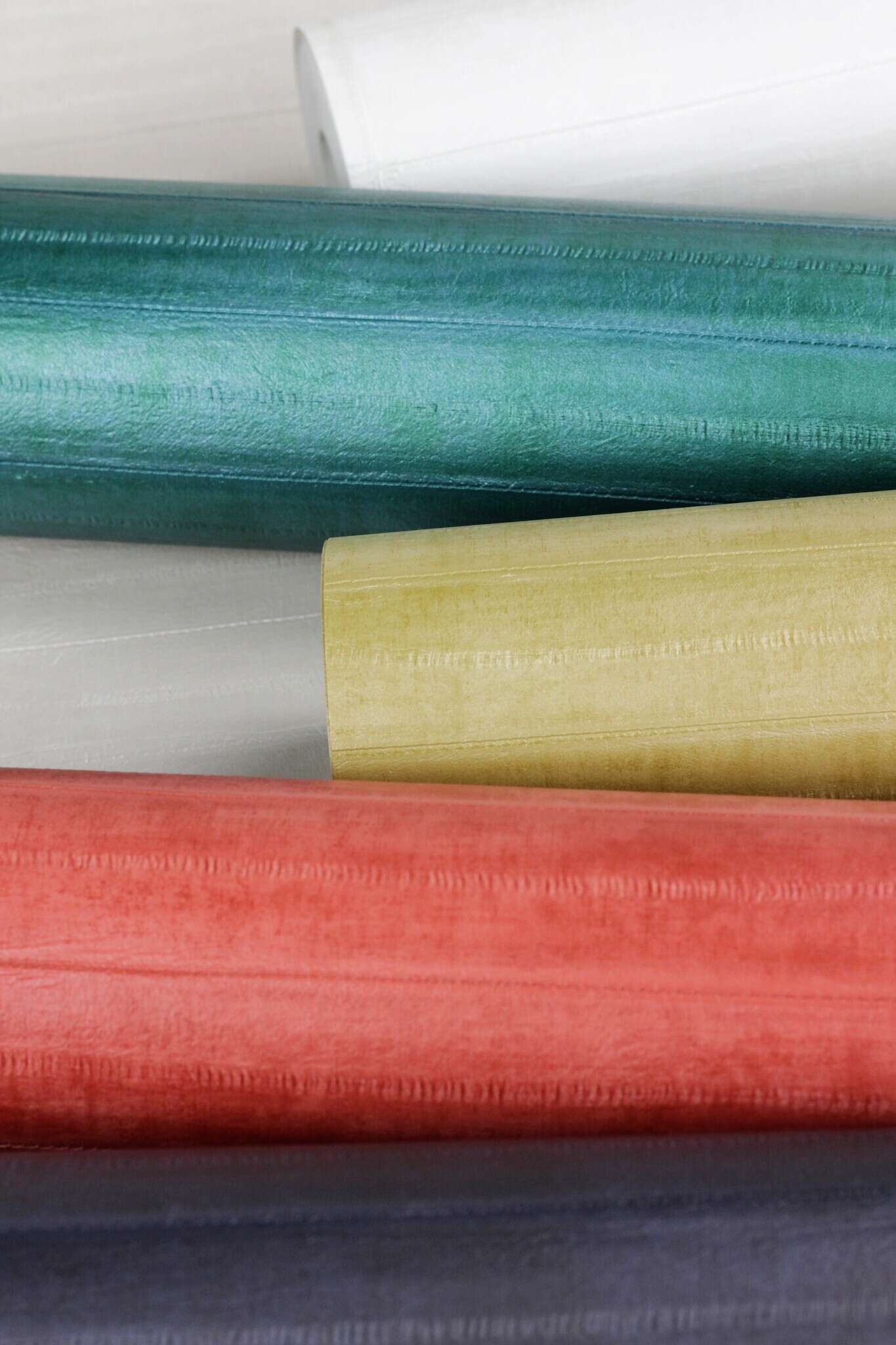 10-418507 Detailaufnahmen 6 Leather look non-woven wallpaper in red 418507