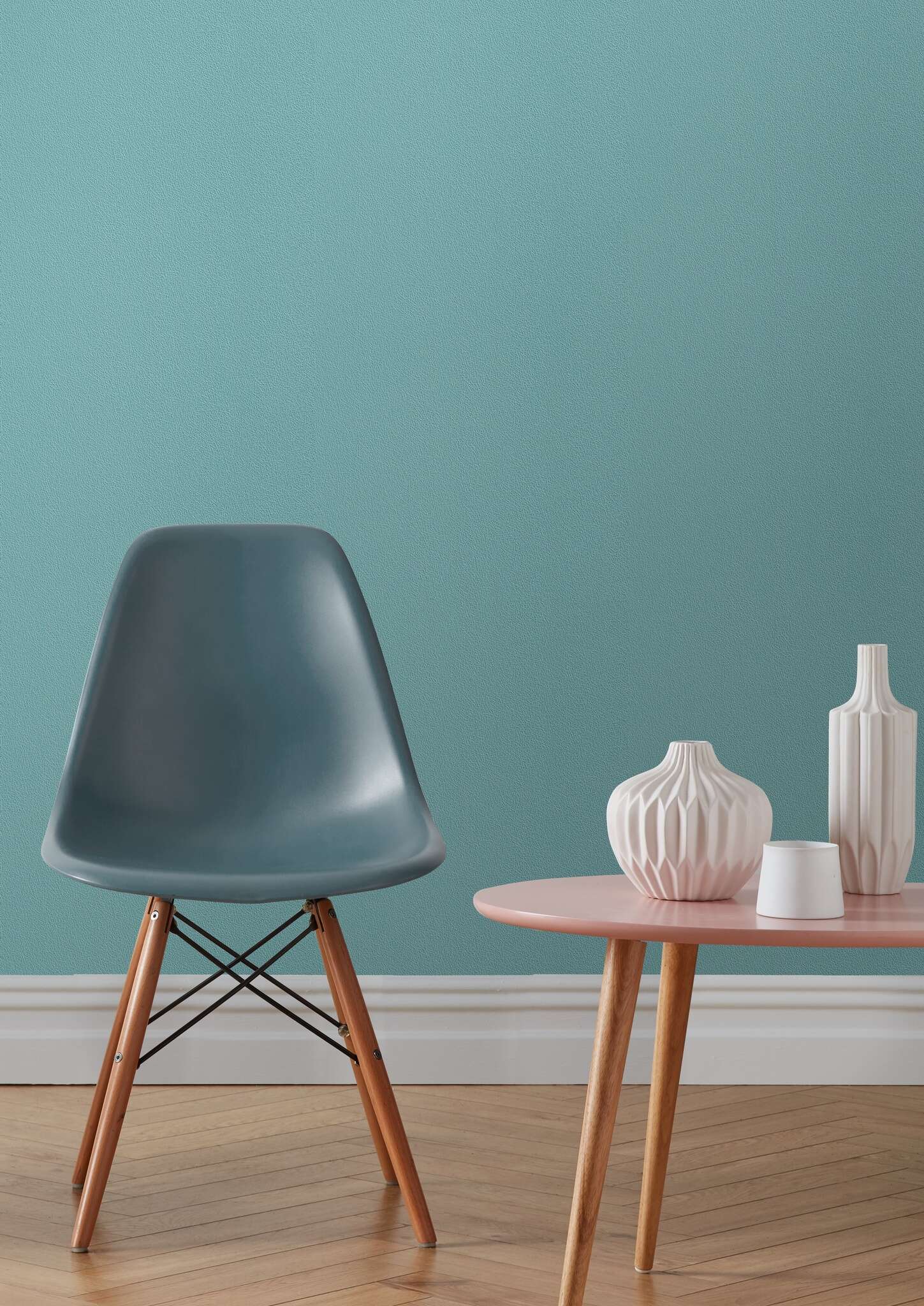 10-475524 Raumsituationen 1 Une chambre avec Papier peint intissé turquoise intense – structure maillée originale avec une finition douce
