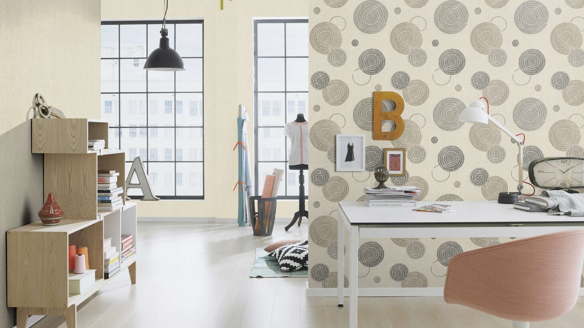 10-402339 Raumsituationen 4 Room with Plain beige wallpaper with a fine texture for timeless interior design