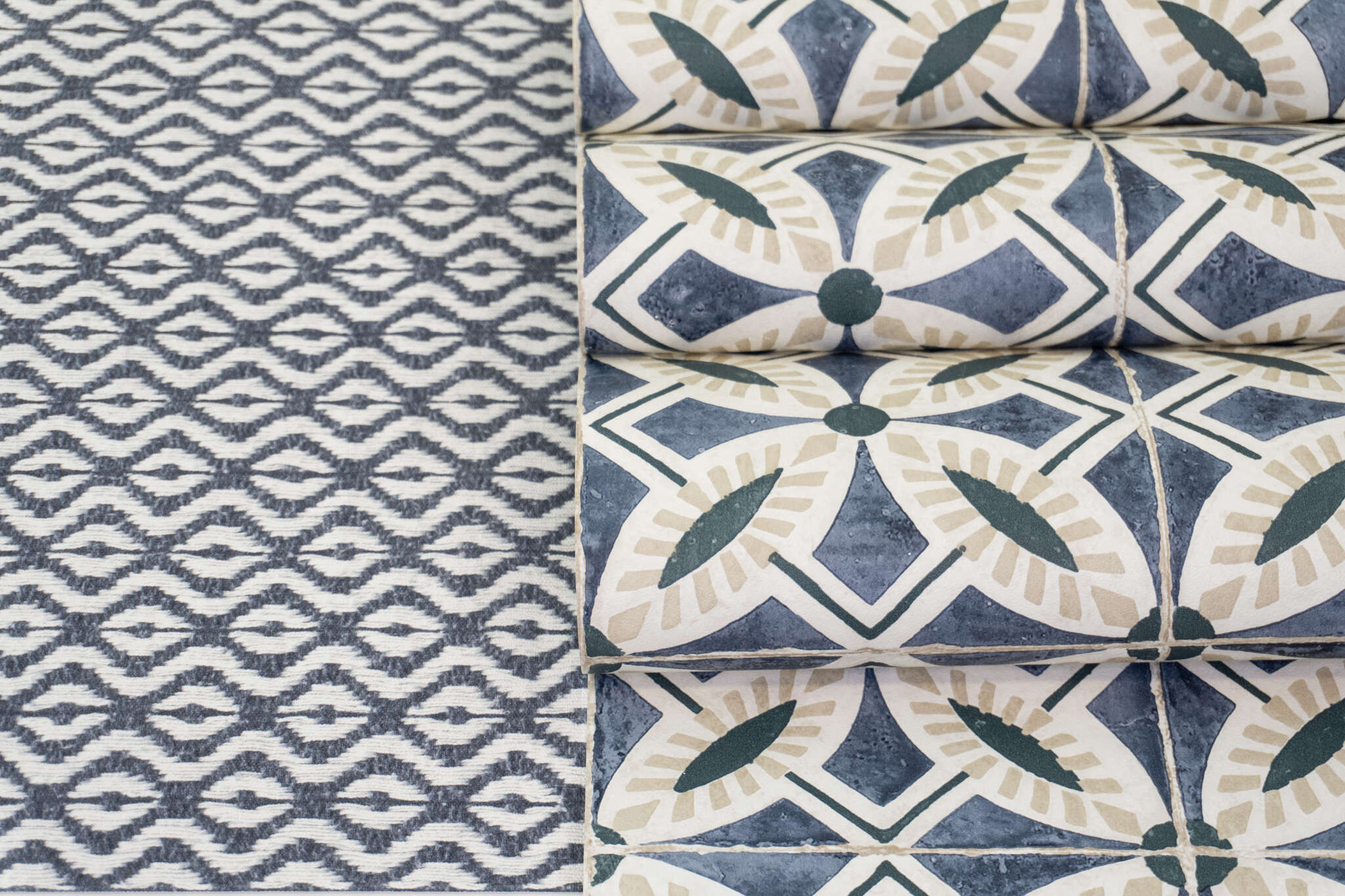 10-410235 Detailaufnahmen 2 Detailed image of Non-woven wallpaper with a classic tile pattern in blue and natural tones – Mediterranean retro charm.