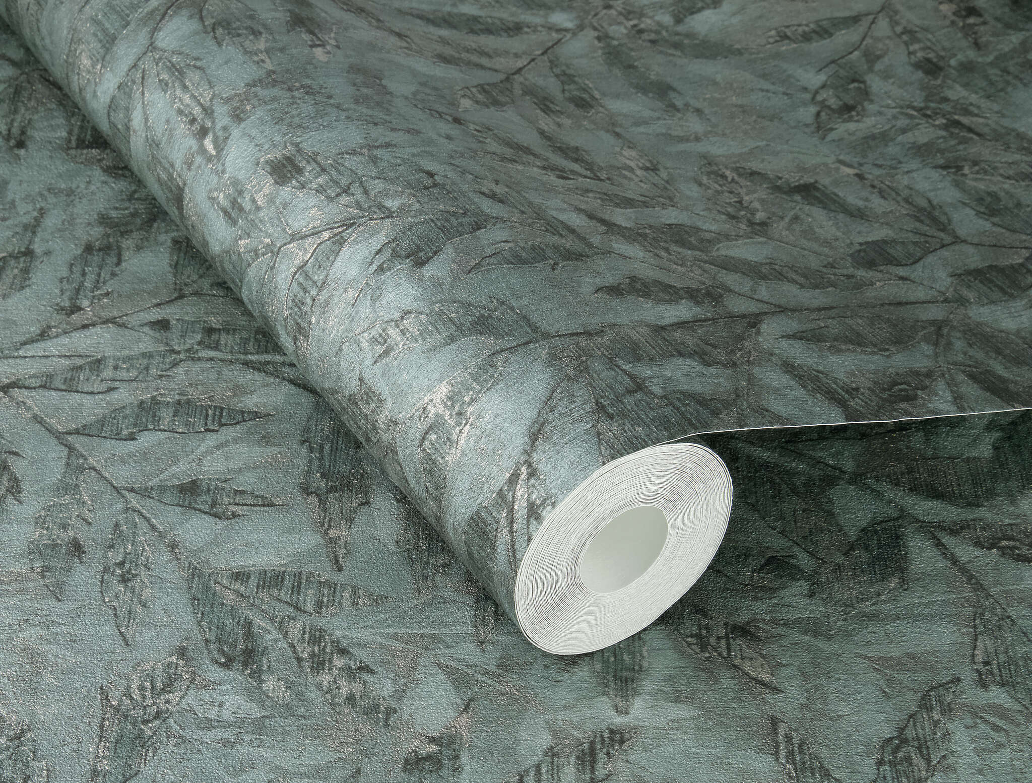 10-315042 Detailaufnahmen 1 Detailed image of Eye-catching wallpaper with shiny leaf embossing in bold petrol blue – modern, expressive and full of character.
