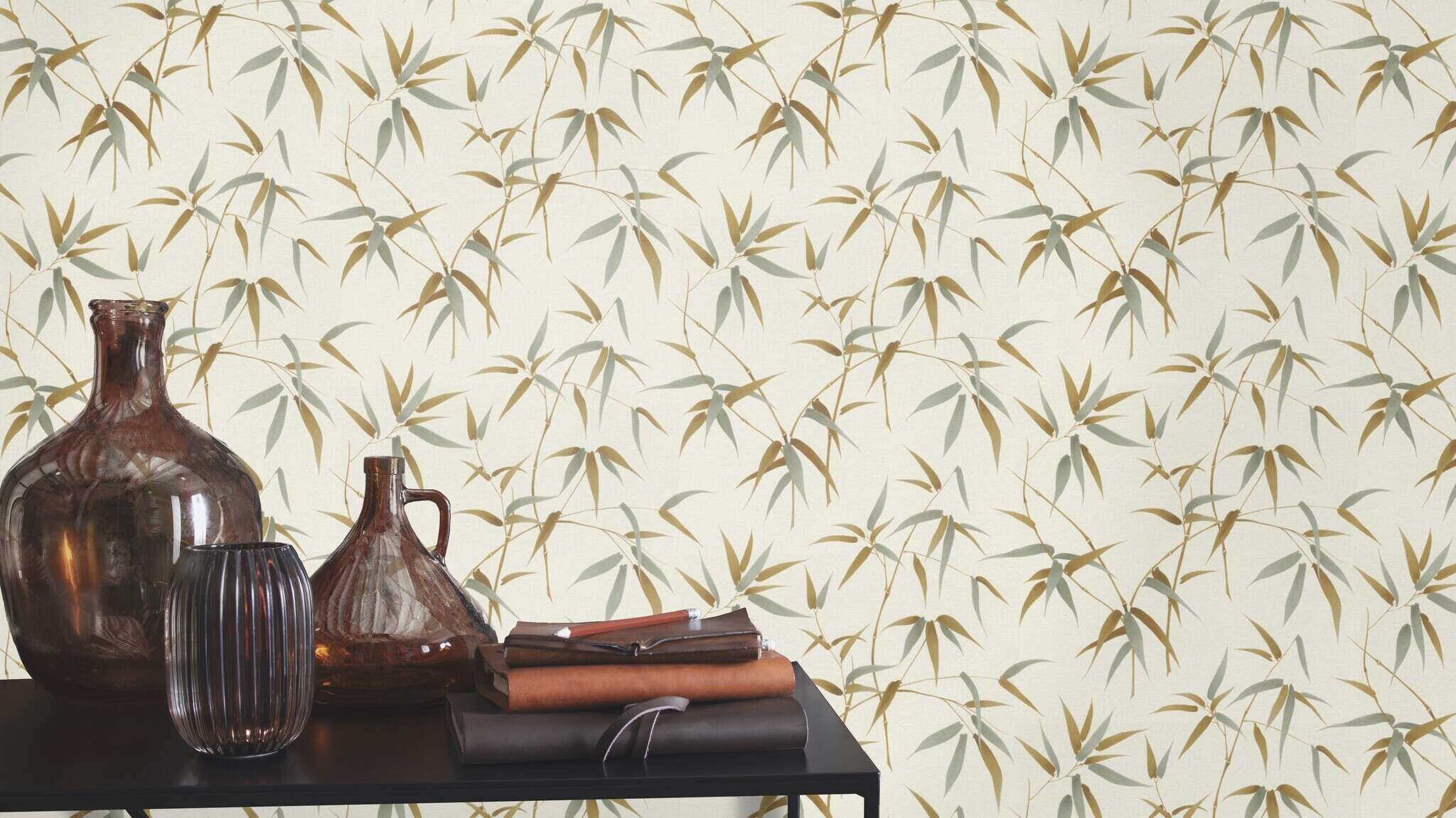 10-413168 Raumsituationen 1 Bambus Vliestapete in Gold In Bloom - Bamboo 413168