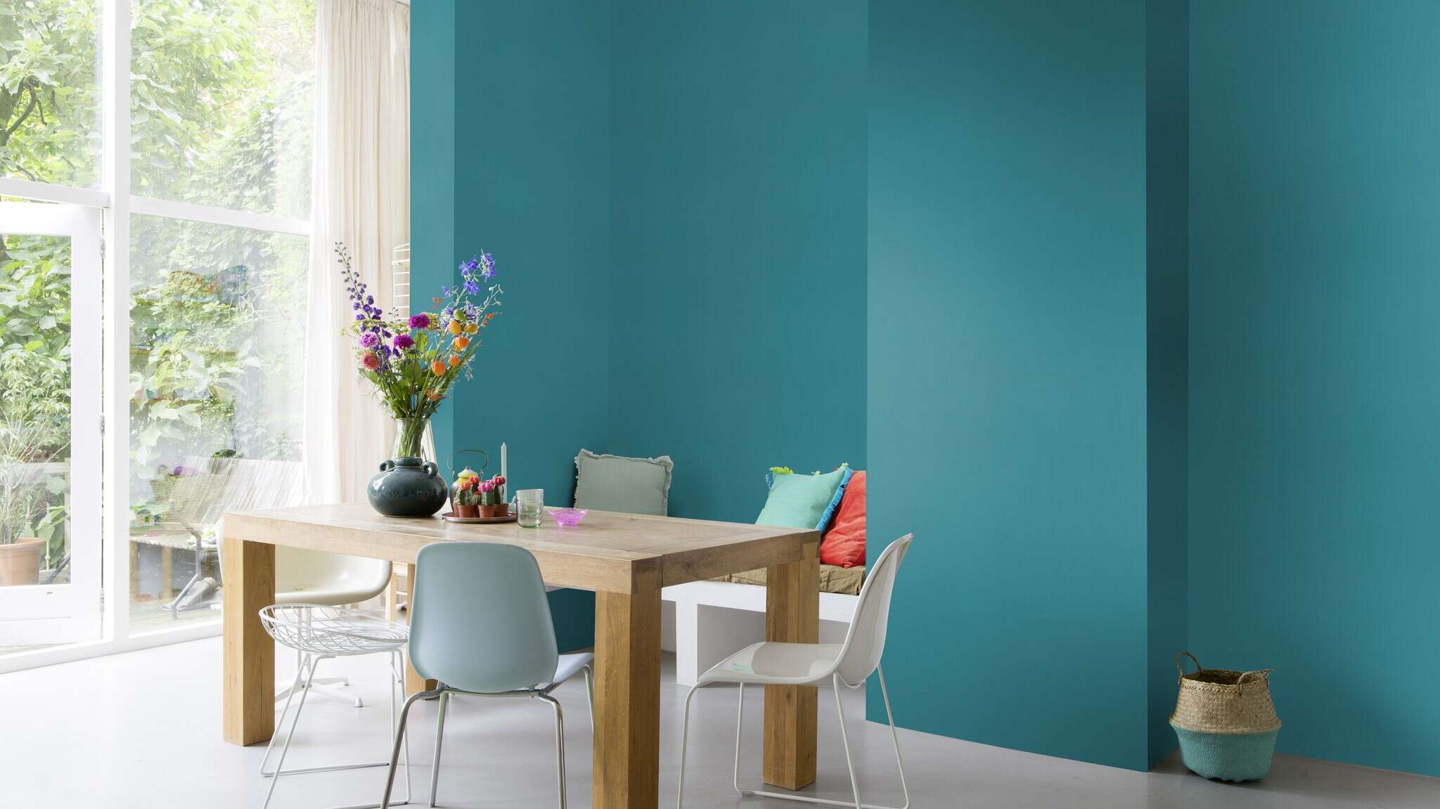 10-690729 Raumsituationen 1 Room with Single-colour wallpaper with a textile texture