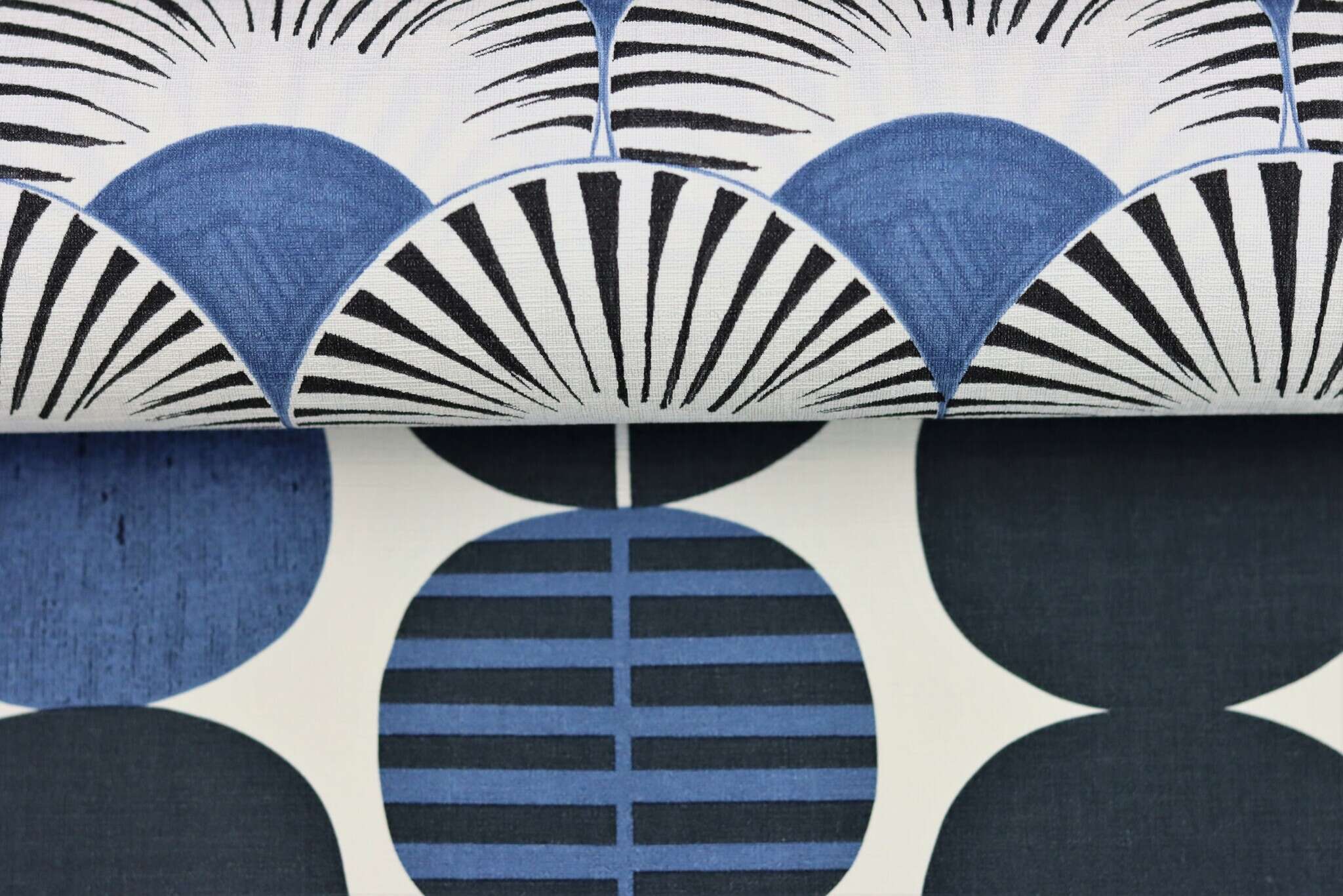10-539745 Detailaufnahmen 7 Circles non-woven wallpaper in blue-dark blue Selection 539745