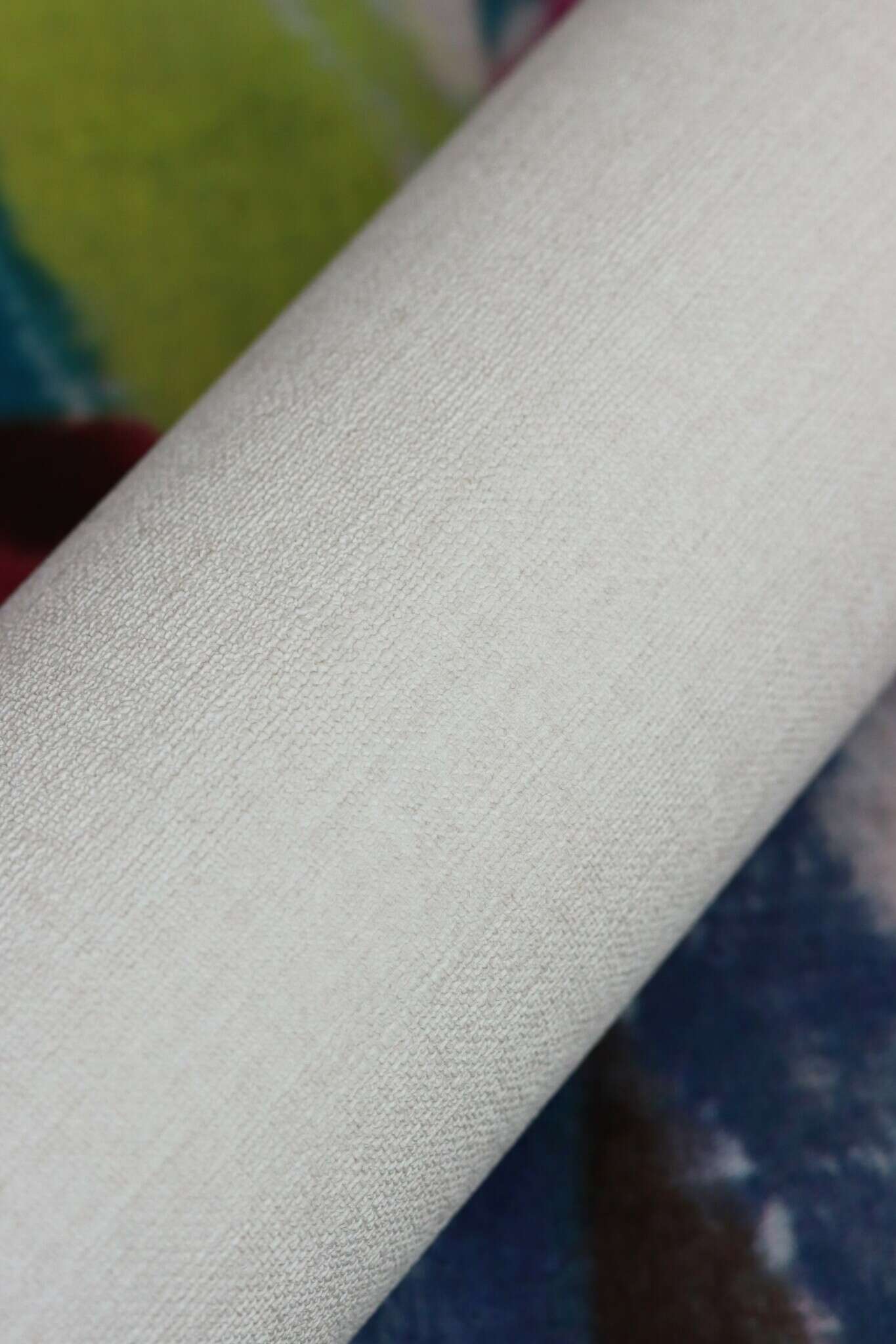 10-448641 Detailaufnahmen 4 Detailbild von Unifarbene Tapete in zartem Creme mit textiler Leinenartiger Oberfläche, ideal für wohnliche Raumkonzepte.