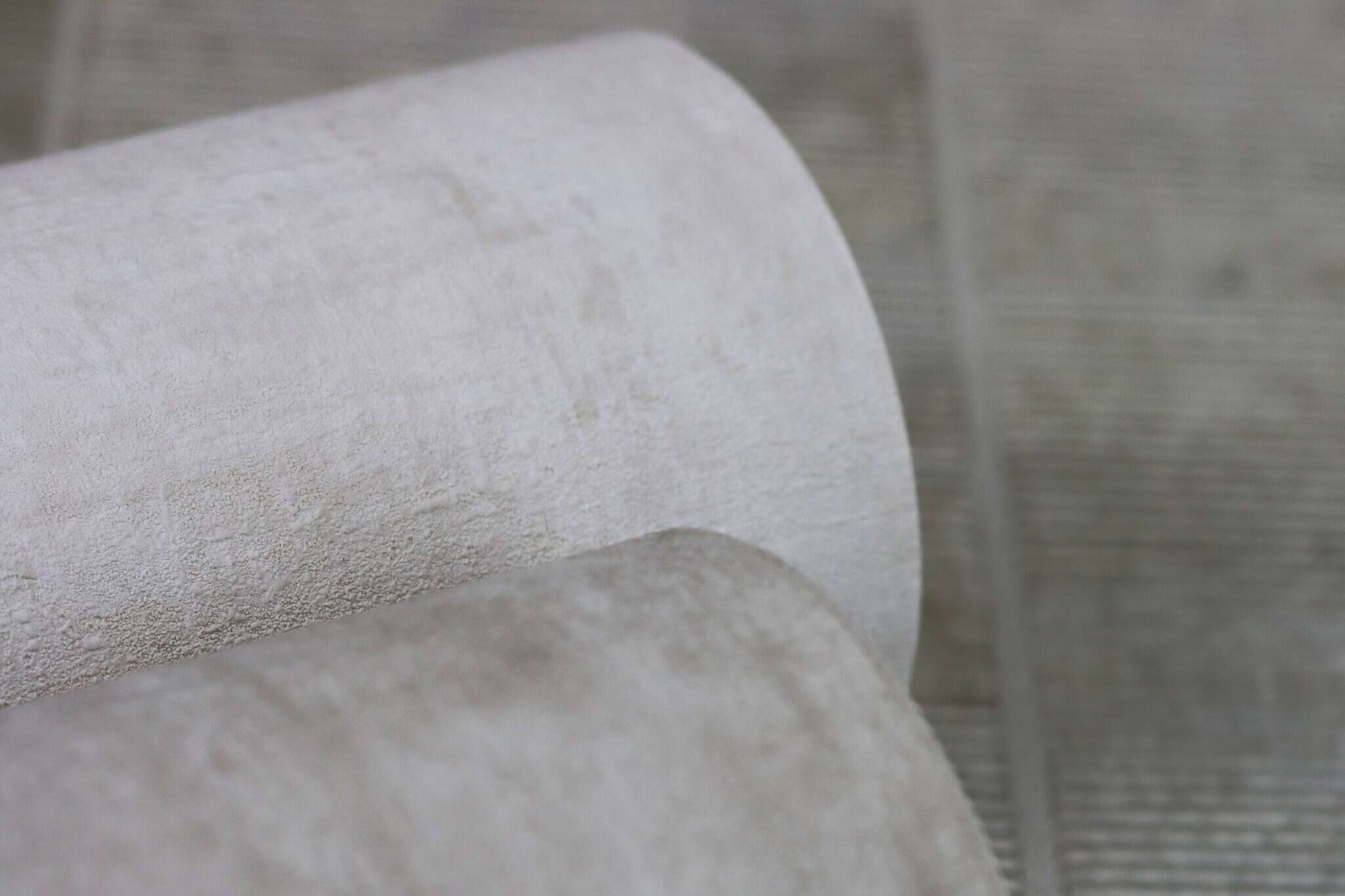10-429220 Detailaufnahmen 3 Detailed image of Non-woven wallpaper with a matt, slightly textured surface in a cream tone.