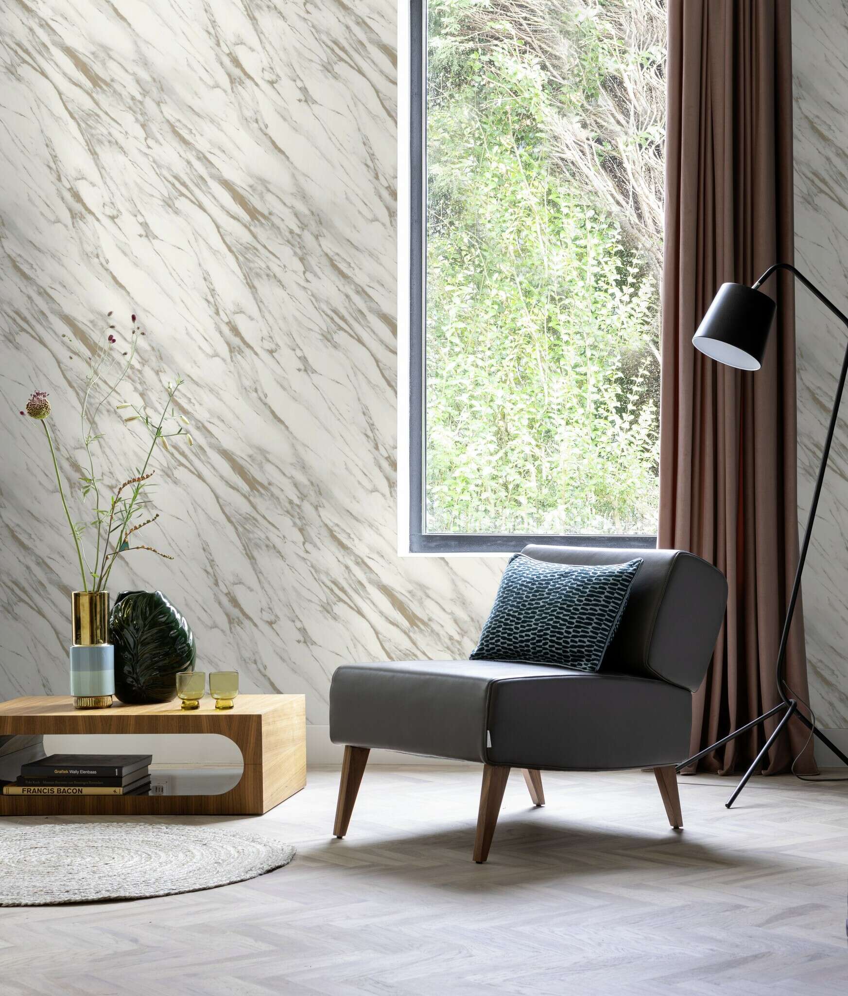 10-200126 Raumsituationen 3 Room with Elegant wallpaper with a white marble background and golden veins in a natural look