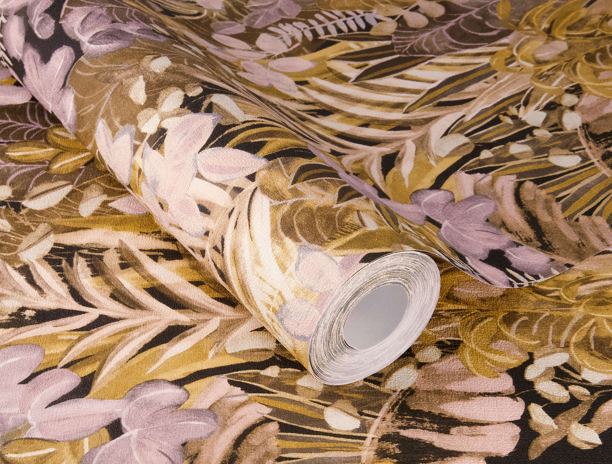 10-600650 Detailaufnahmen 1 Detailed image of Tropical wallpaper with hand-painted leaves