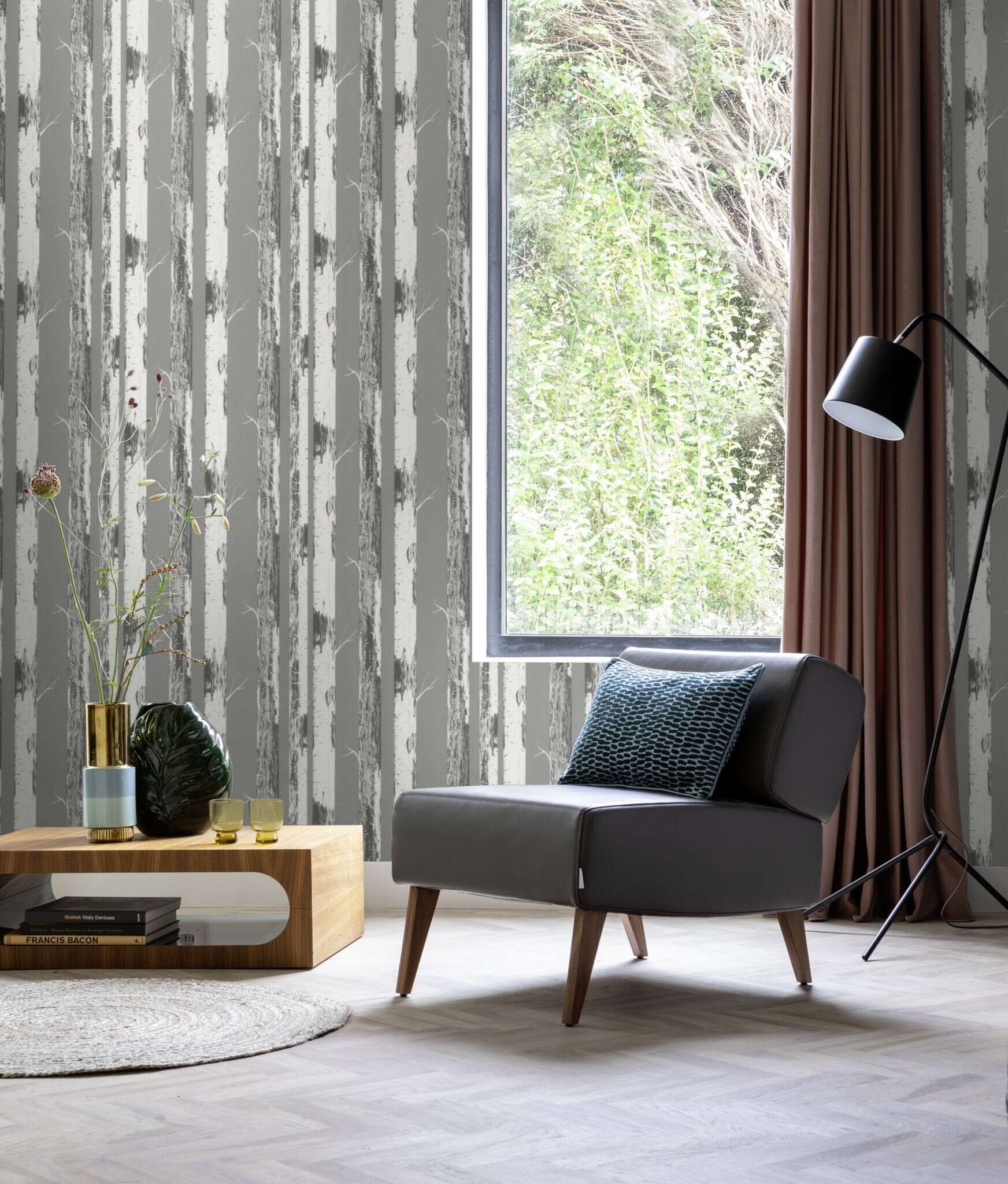 10-285420 Raumsituationen 3 Room with Forest-inspired wallpaper with white birch trees and dark grey-green in the background for a peaceful ambience