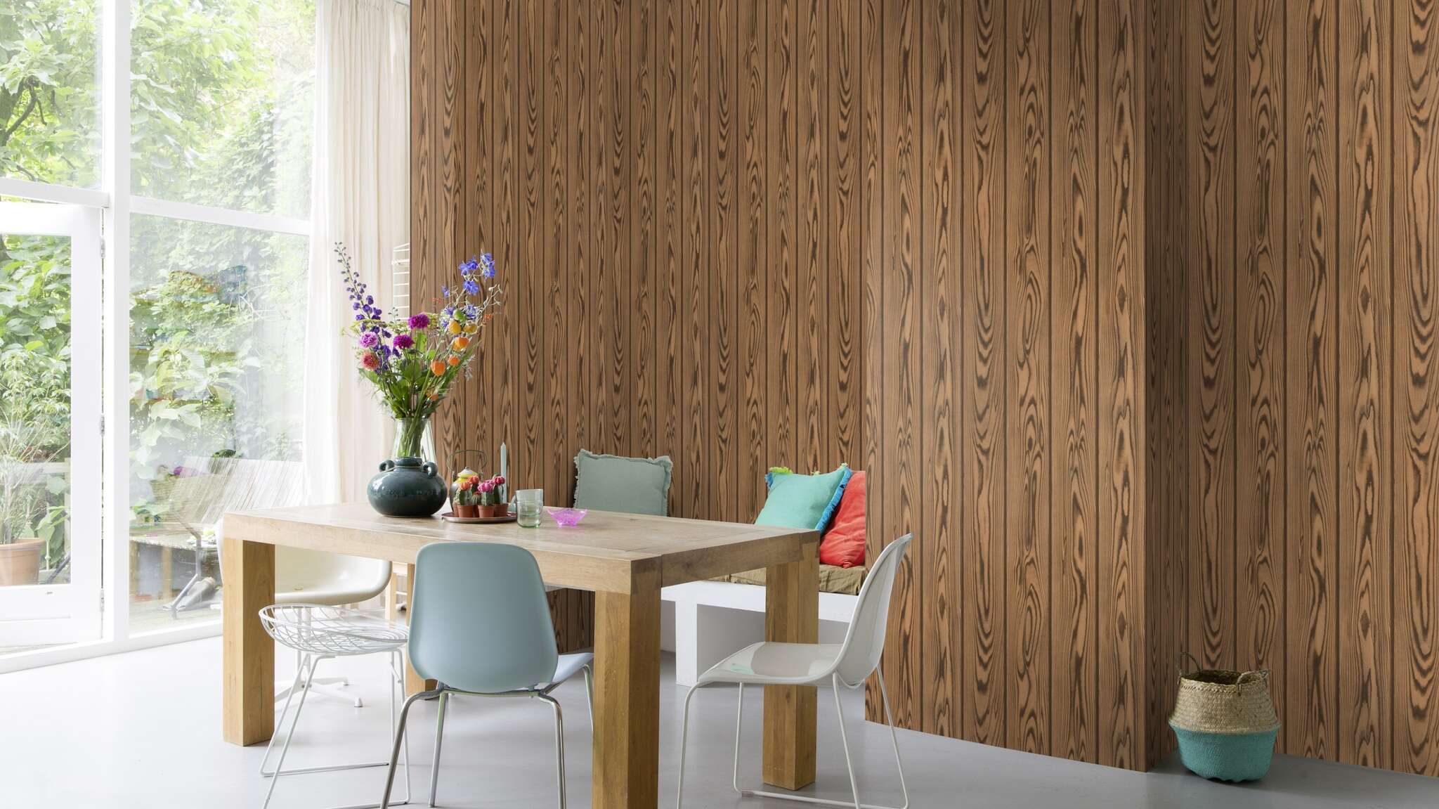10-499520 Raumsituationen 3 Room with Wallpaper with wooden beams