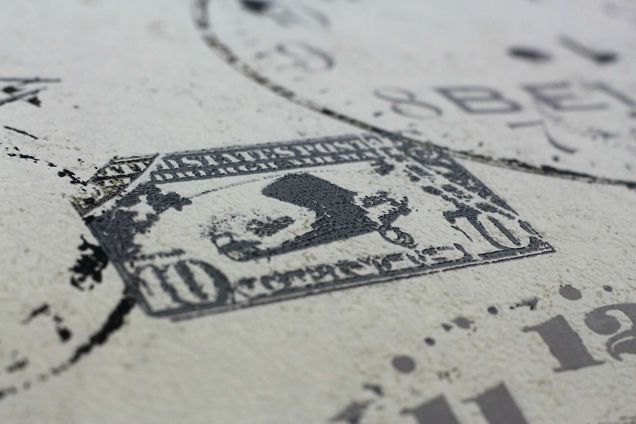 10-649208 Detailaufnahmen 3 Detailed image of Wallpaper with clocks, postcards and stamps