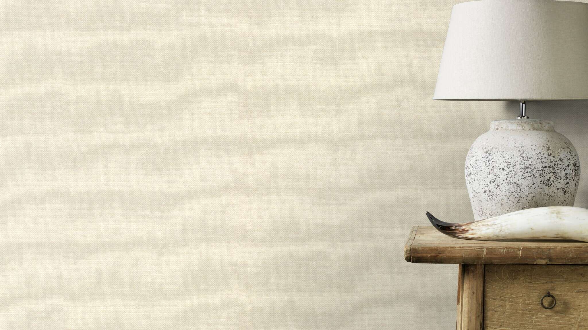 10-312126 Raumsituationen 1 Room with Wallpaper in a soft vanilla tone with a fine texture for a calm wall design.
