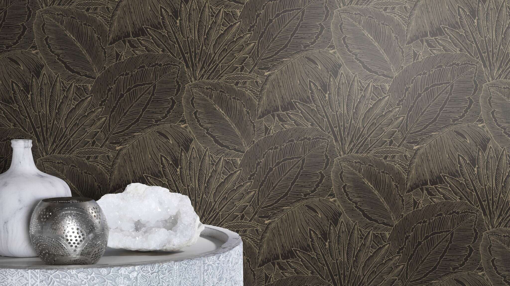 10-580839 Raumbilder 1 Room with Wallpaper with sketched leaves and large plants