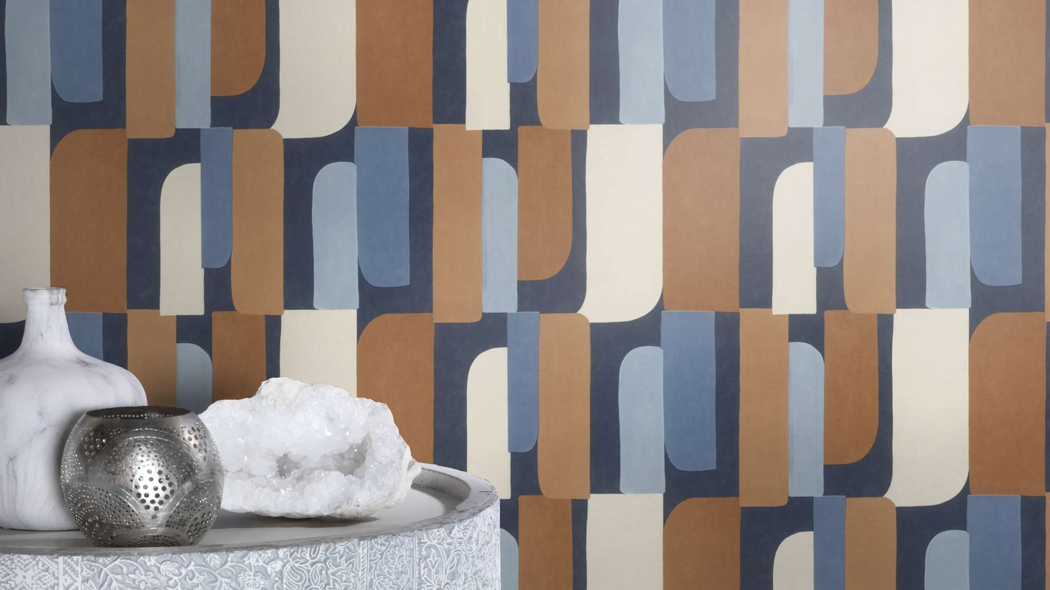 10-330519 Raumsituationen 2 Une chambre avec Papier peint à grands motifs dans les tons bleu, beige et cognac – vibrant et graphique.