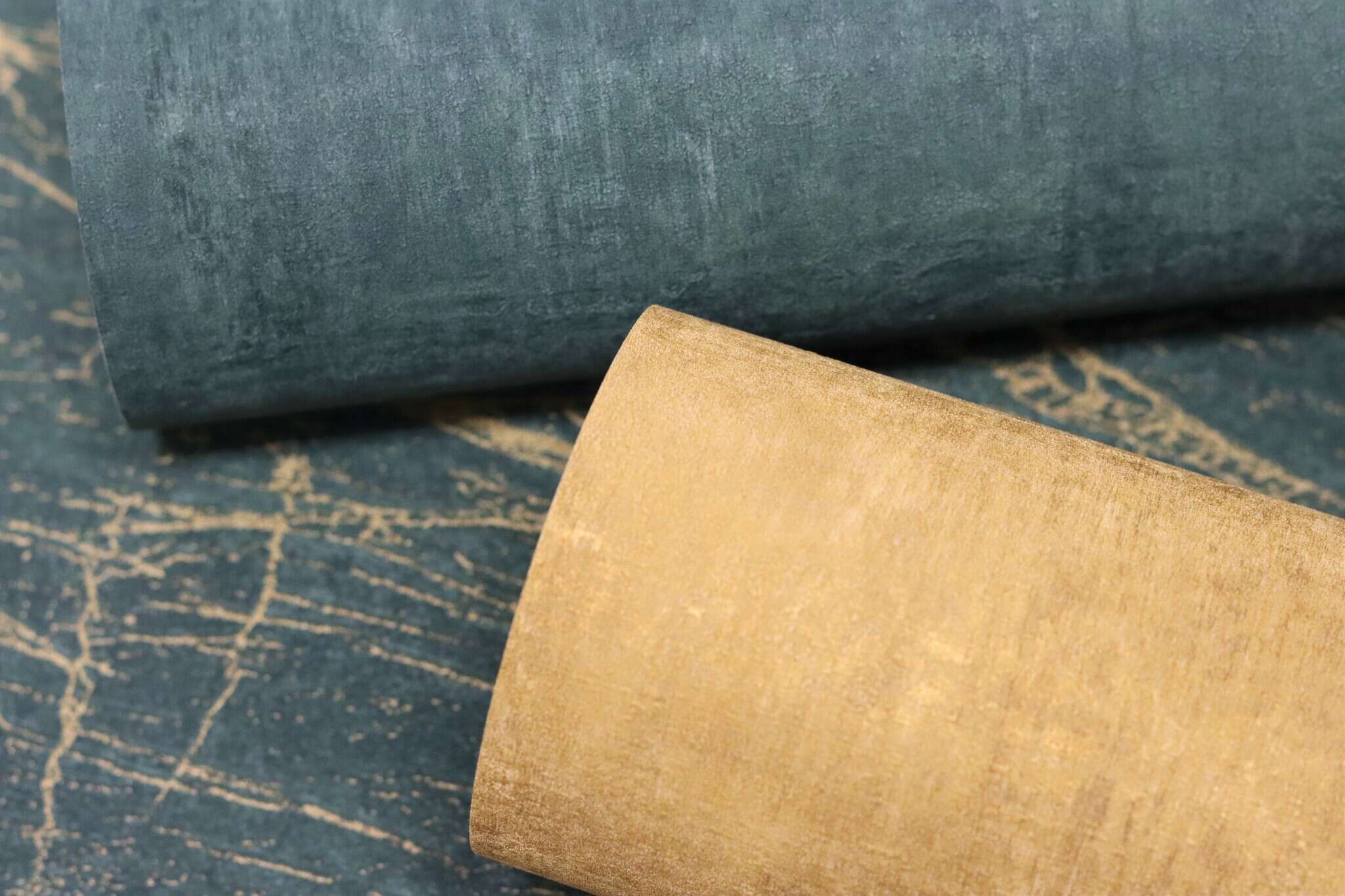 10-429282 Detailaufnahmen 12 Metal look non-woven wallpaper in green-opal green Selection 429282
