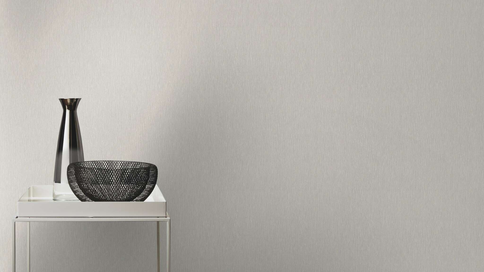 10-810134 Raumsituationen 1 Room with Single-colour wallpaper with a vertical texture and irregular, fine lines