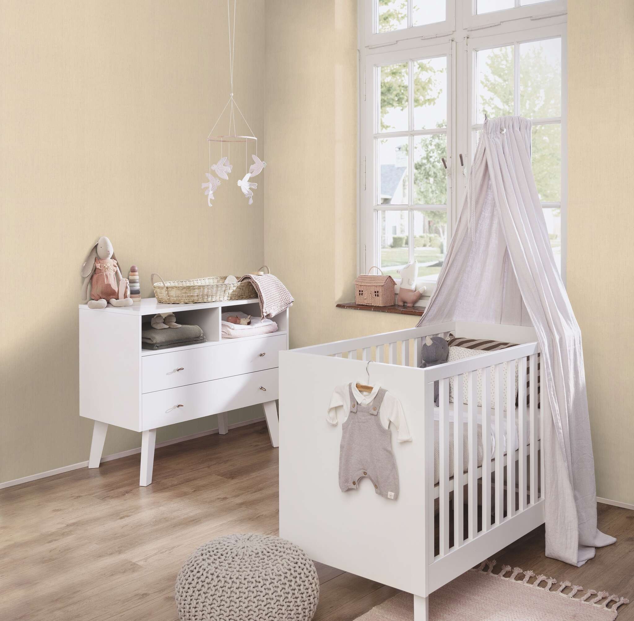 10-746037 Raumsituationen 7 Room with Single-colour wallpaper with a textile texture