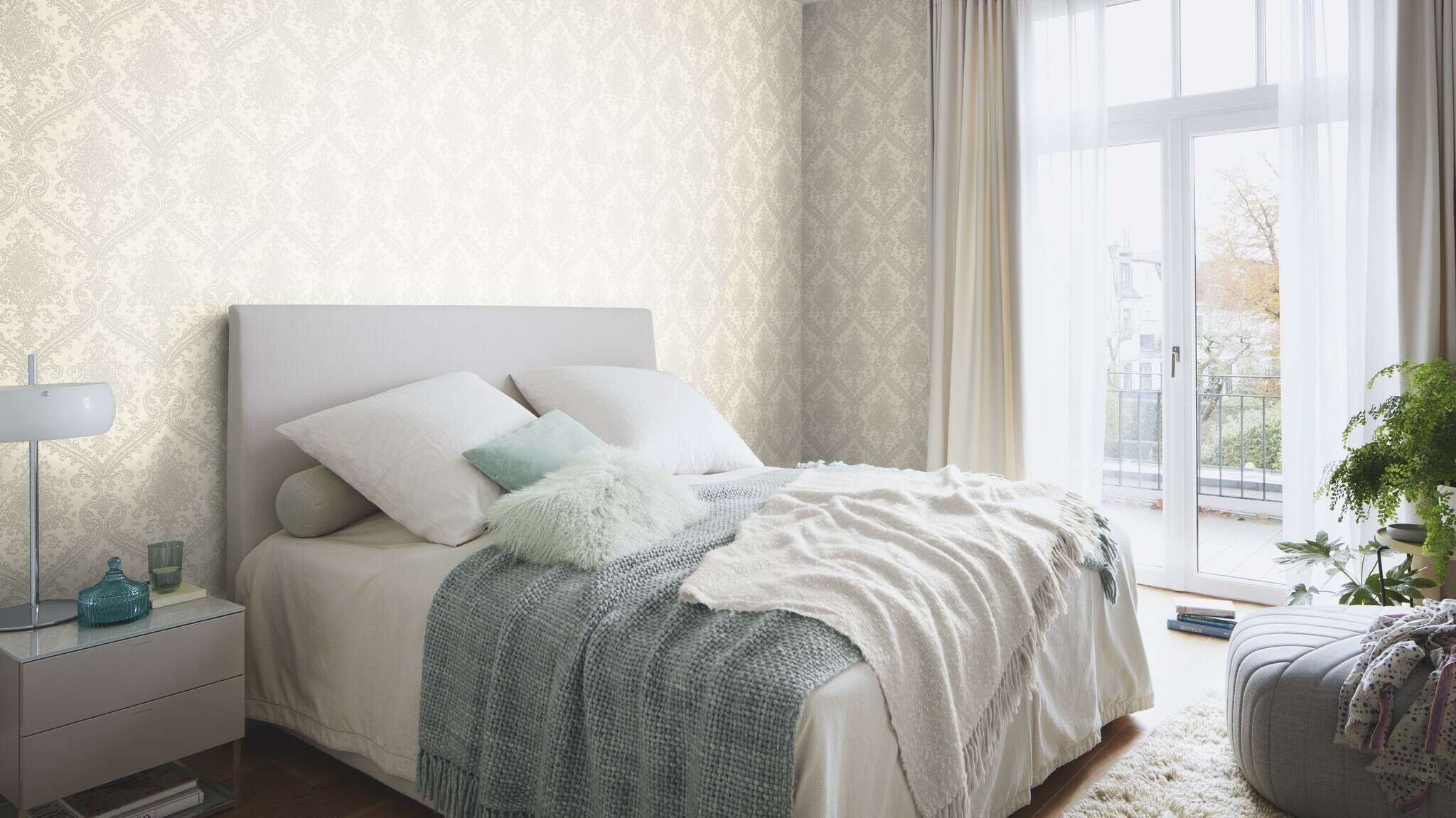 10-420517 Raumsituationen 4 Room with Elegant non-woven wallpaper with a baroque ornamental pattern in beige on a light background.