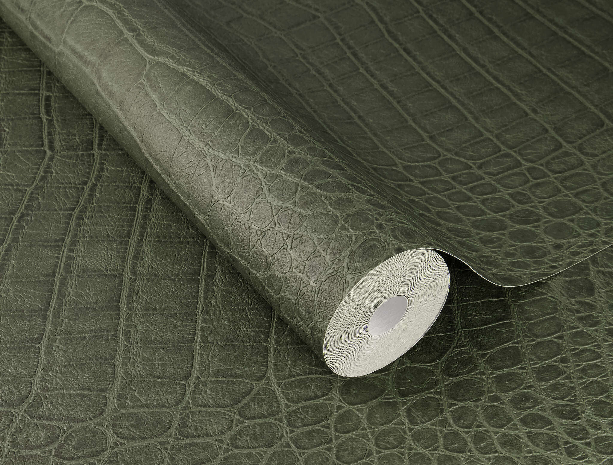 10-751352 Detailaufnahmen 1 Detailbild von Tapete mit Krokodilsleder-Optik und metallischem Glanz