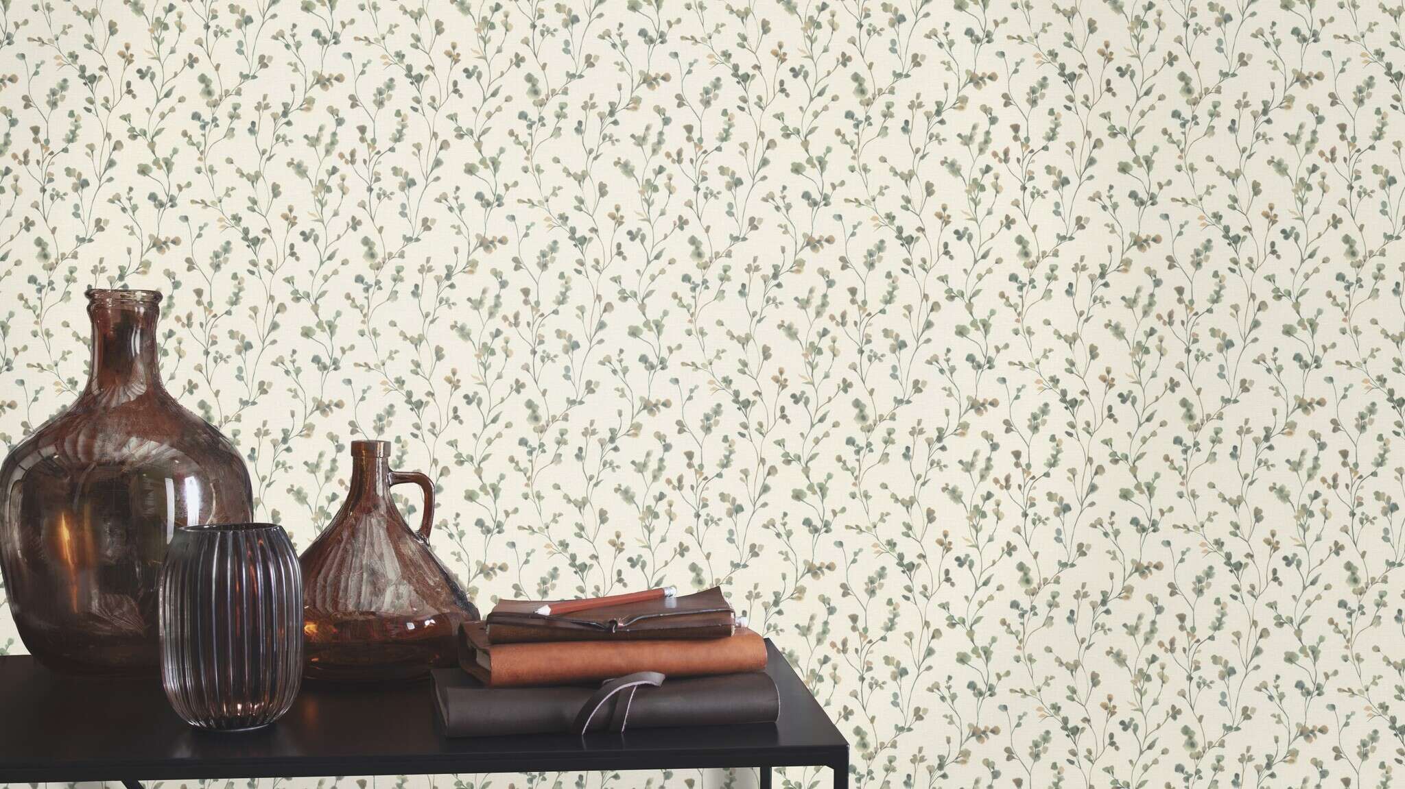 10-486148 Raumsituationen 2 Une chambre avec Papier peint avec de délicates vrilles de feuilles dans un style aquarelle