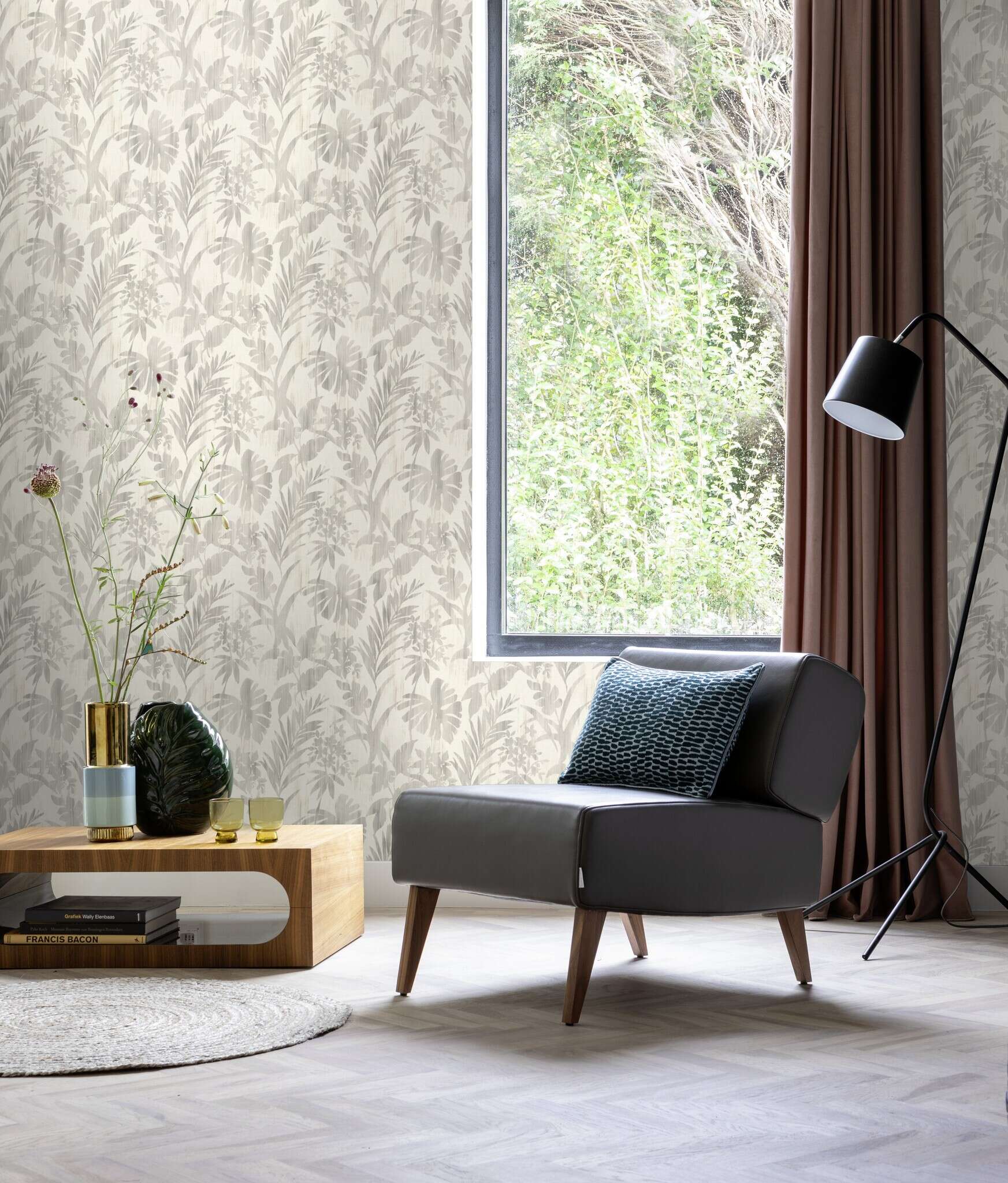 10-410556 Raumsituationen 2 Room with Non-woven wallpaper with tropical leaf pattern in various shades of grey on a light background.