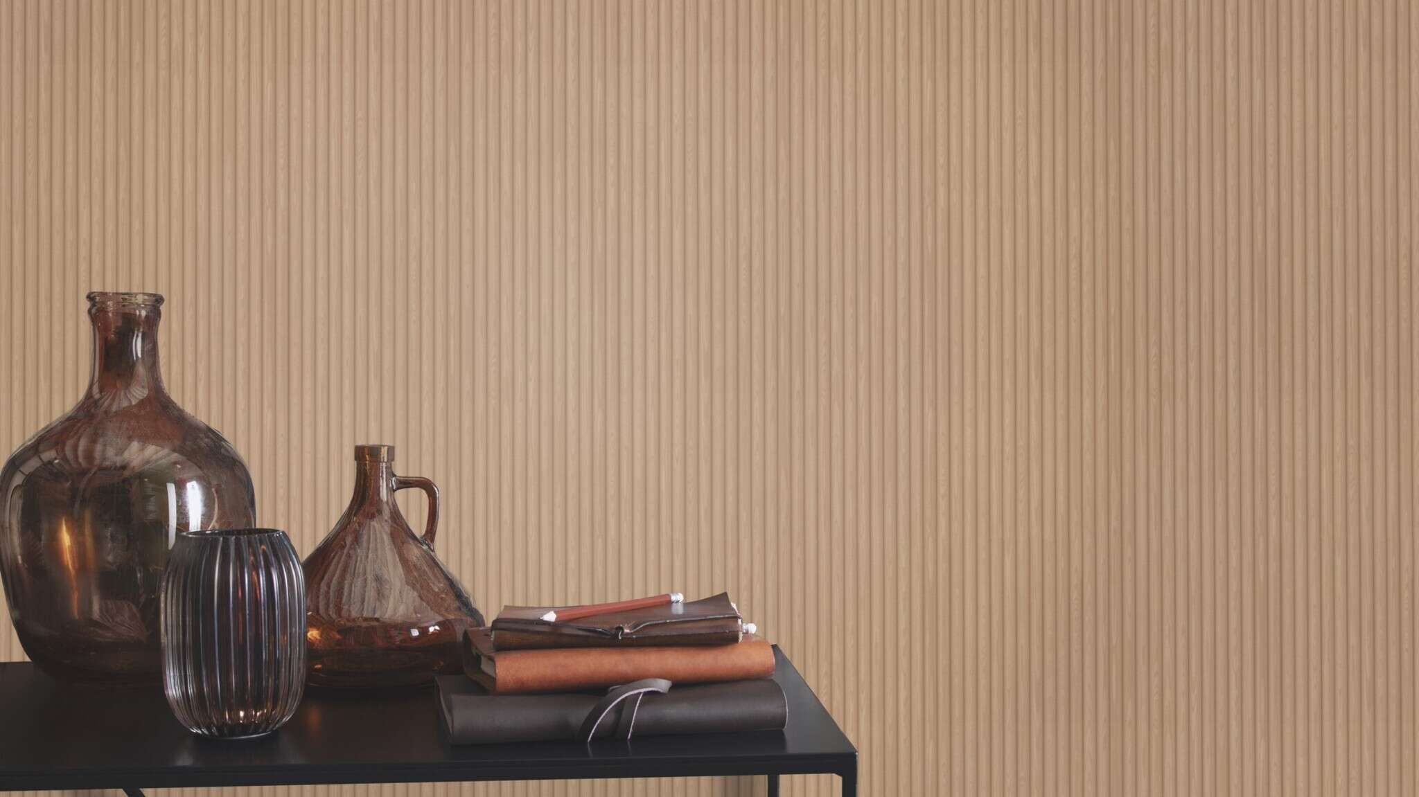 10-600810 Raumsituationen 1 Room with Wallpaper with wood panels and a fine vertical texture
