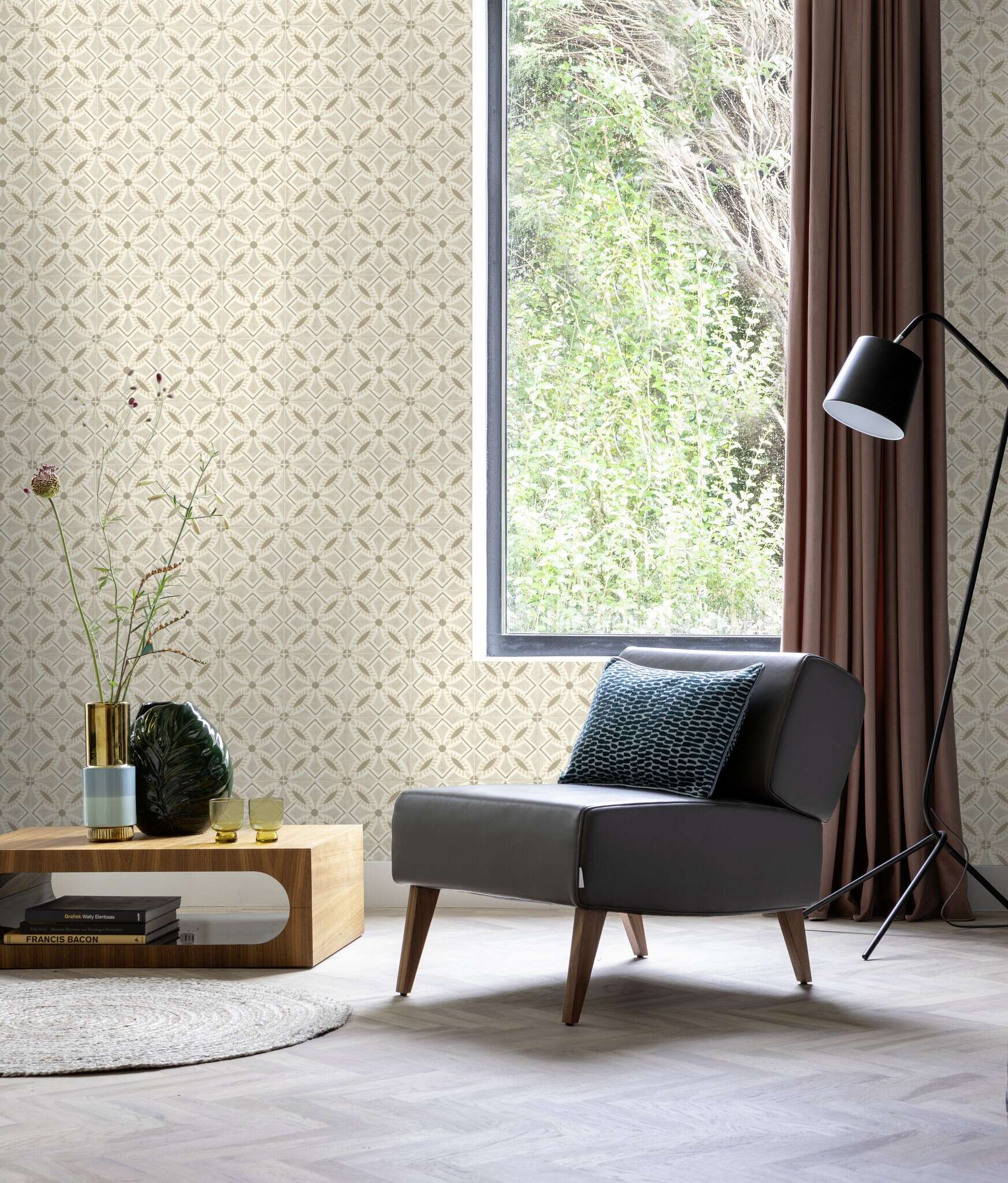 10-410266 Raumsituationen 1 Room with Beige non-woven wallpaper with a geometric pattern in the style of antique cement tiles – harmonious and warm.