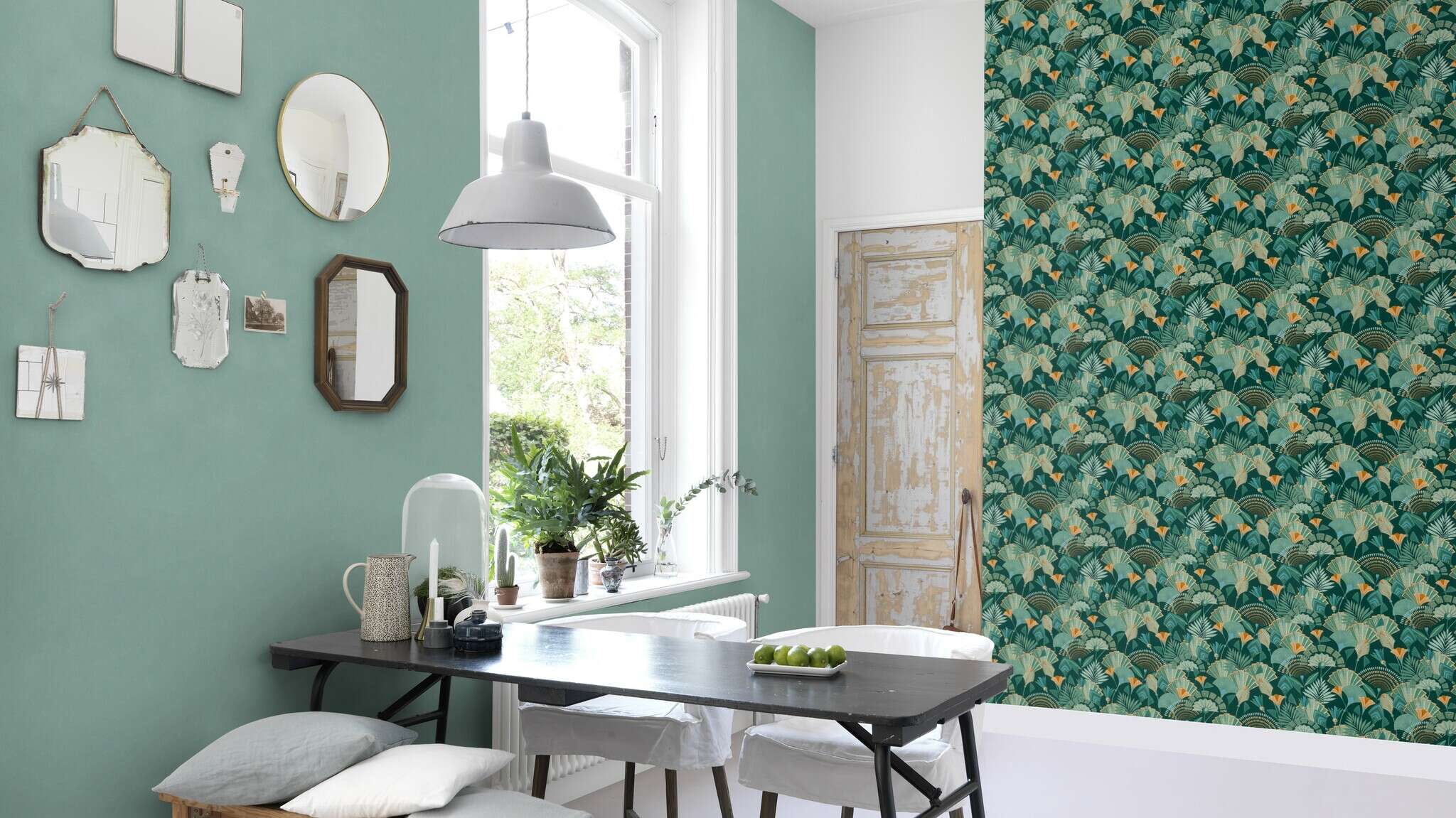 10-635690 Raumsituationen 2 Une chambre avec Papier peint avec des feuilles abstraites et des plantes stylisées dans le style Art déco