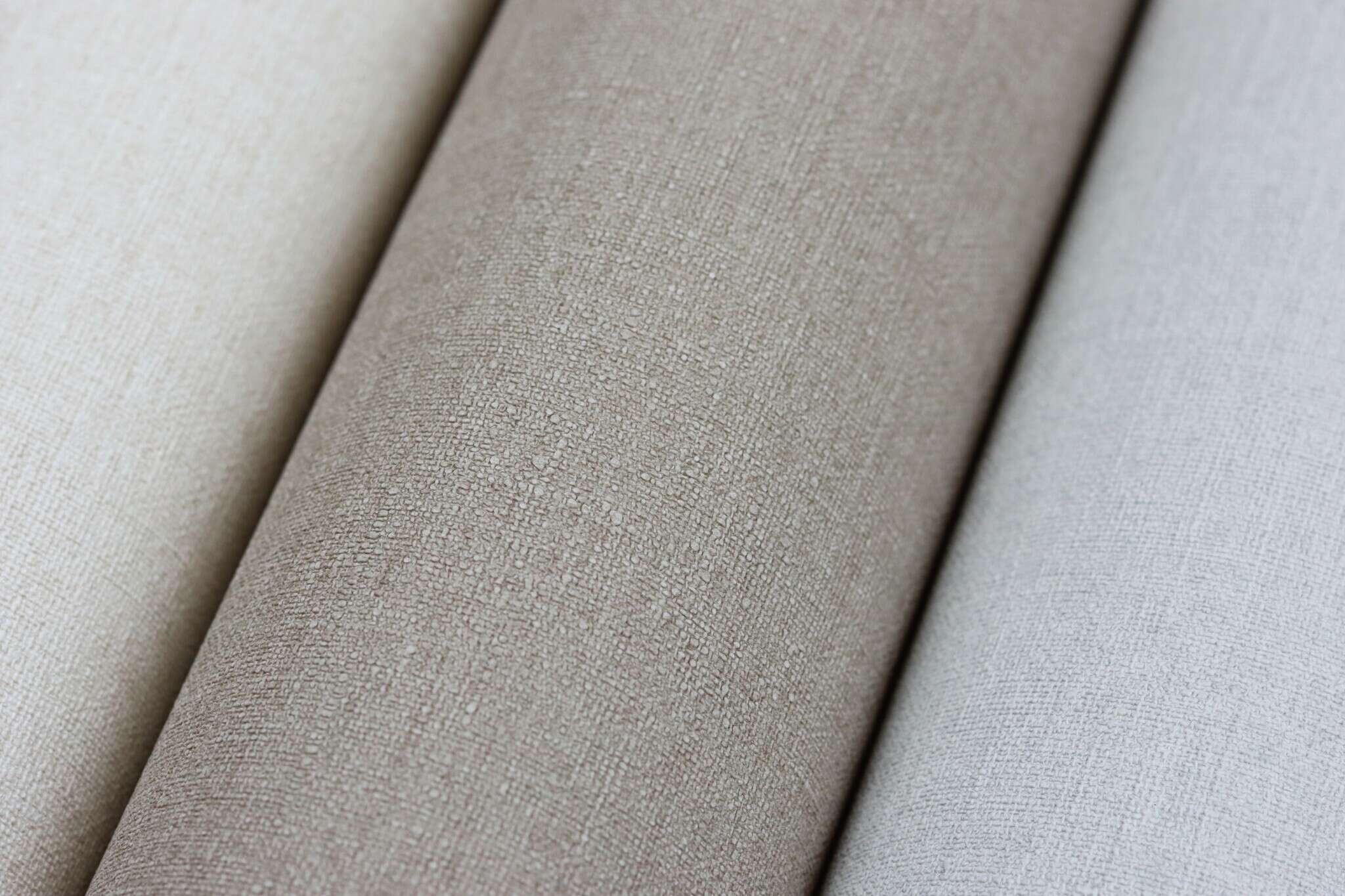 10-448566 Detailaufnahmen 10 Detailbild von Dezente Vliestapete in Taupe mit stoffähnlicher Struktur