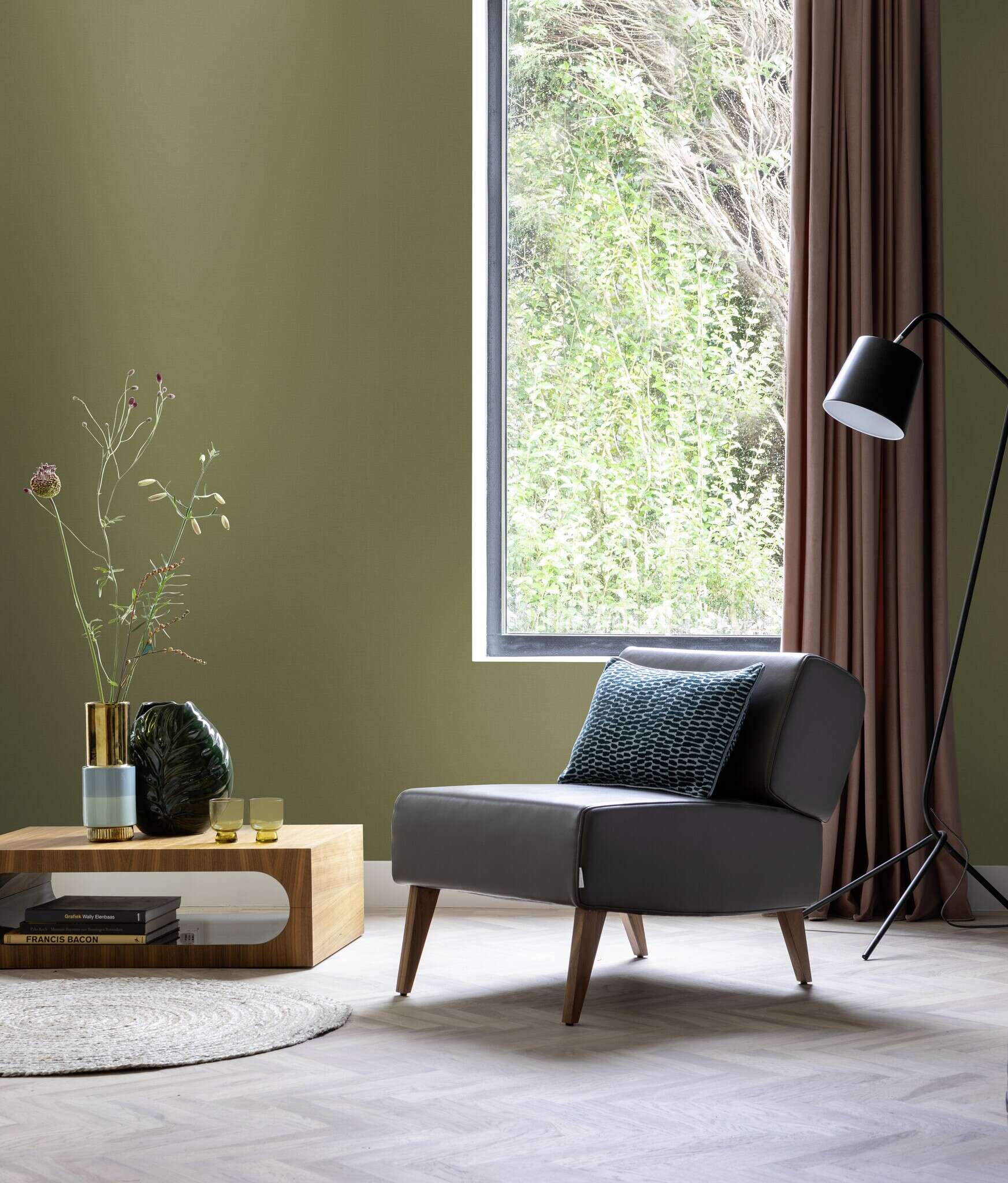 10-452068 Raumsituationen 5 Room with Non-woven wallpaper in olive green with a matt surface and textile-like texture – understated and stylish.
