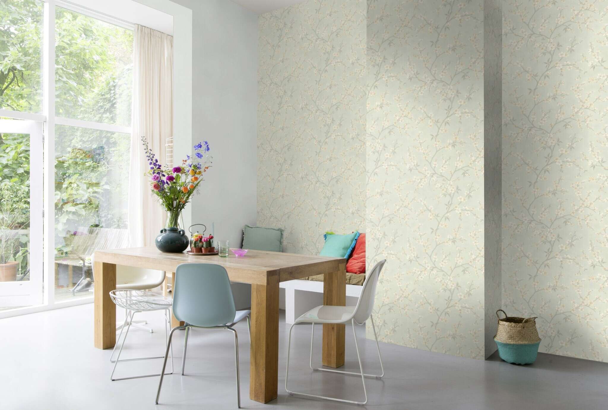 10-456769 Raumsituationen 2 Raum mit Sanftes florales Muster auf einem frischen Pastellblau