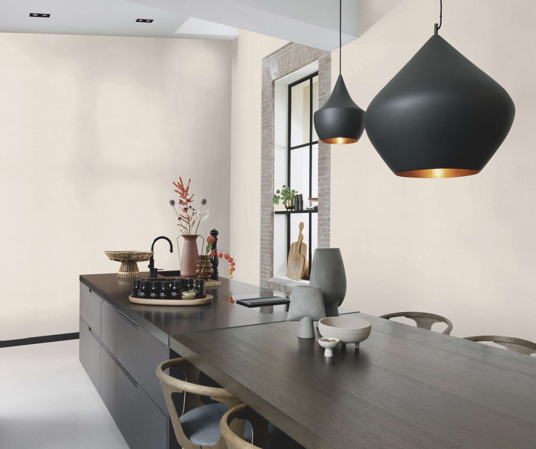 10-448504 Raumsituationen 5 Room with Delicate non-woven wallpaper in a light pink tone with a fine, textile-like texture – ideal for a soft, cosy ambience.