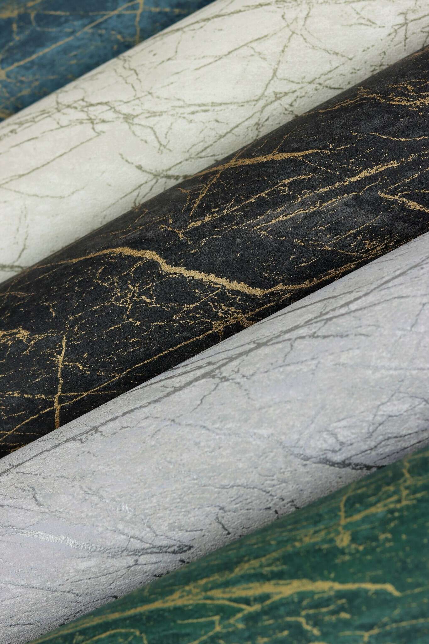 10-428964 Detailaufnahmen 11 Detailed image of Non-woven wallpaper in black marble look with irregular gold-coloured veining.