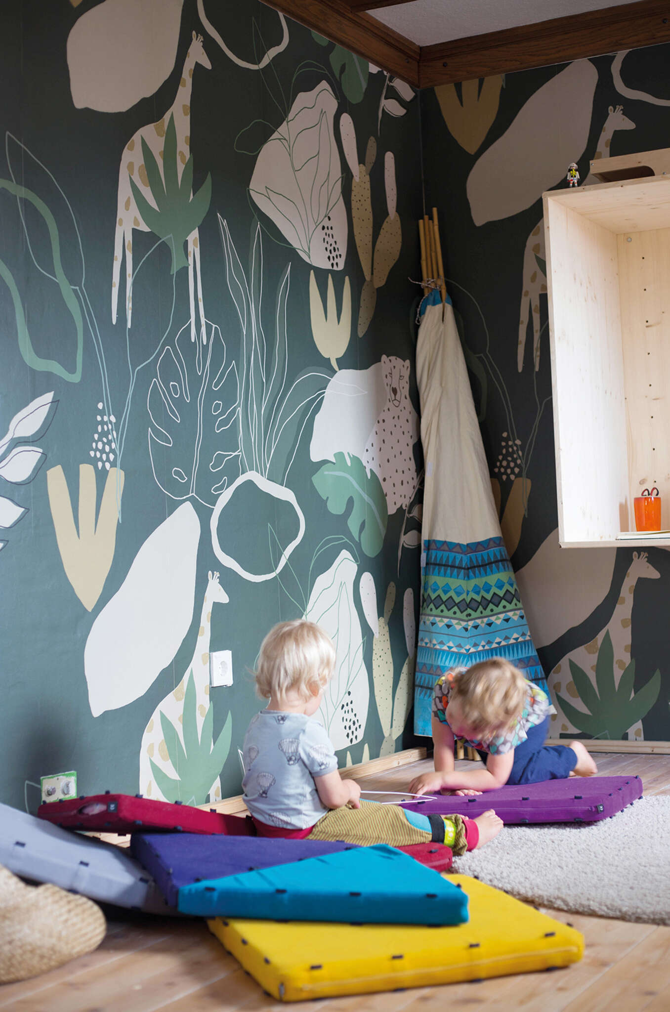 10-300125 Raumsituationen 3 Wall mural Safari in Green | Roomblush - RB248