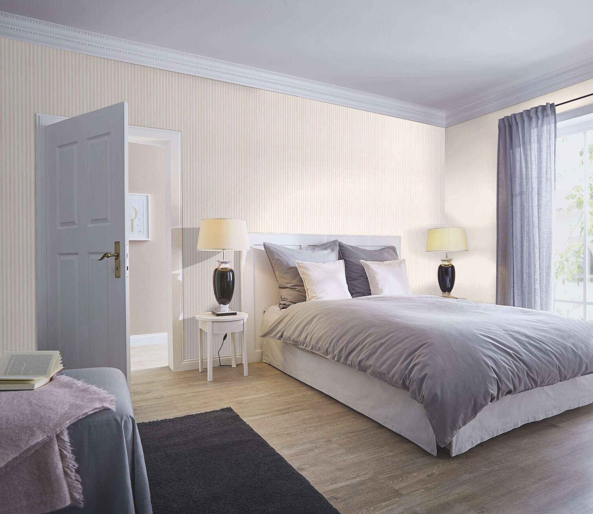 10-252750 Raumsituationen 3 Une chambre avec Papier peint à rayures douces roses et blanches pour des accents muraux ludiques
