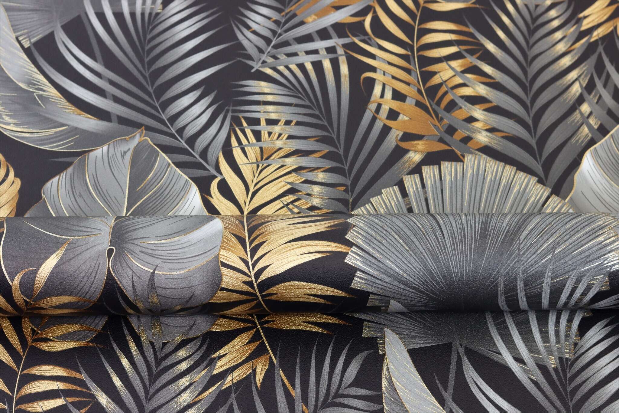 10-462043 Detailaufnahmen 1 Detailed image of Lush leaf motif with palm and monstera leaves in copper, bronze and grey on a black background