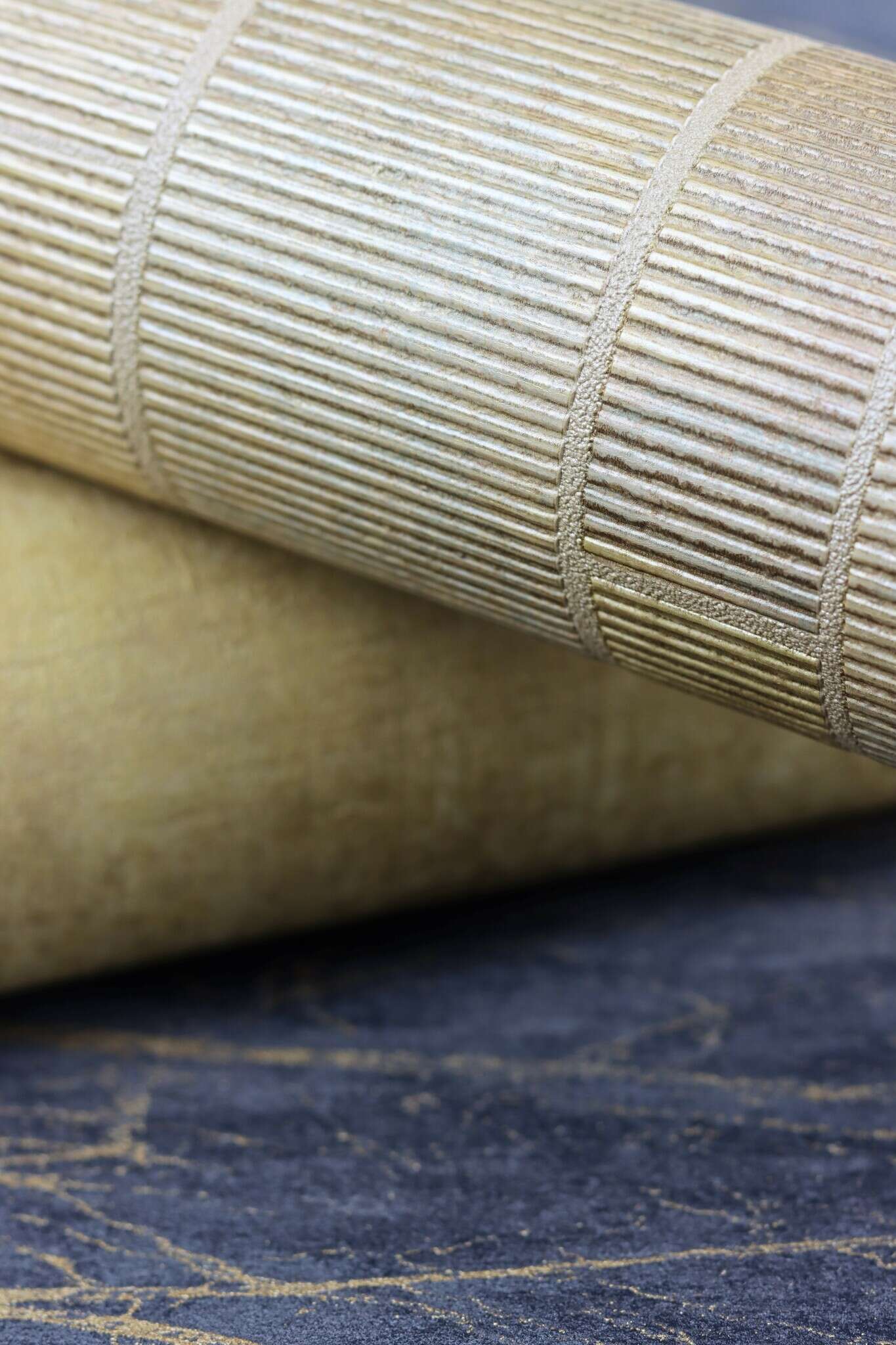 10-429312 Detailaufnahmen 21 Detailed image of Non-woven wallpaper with a textured surface in a mustard yellow colour.