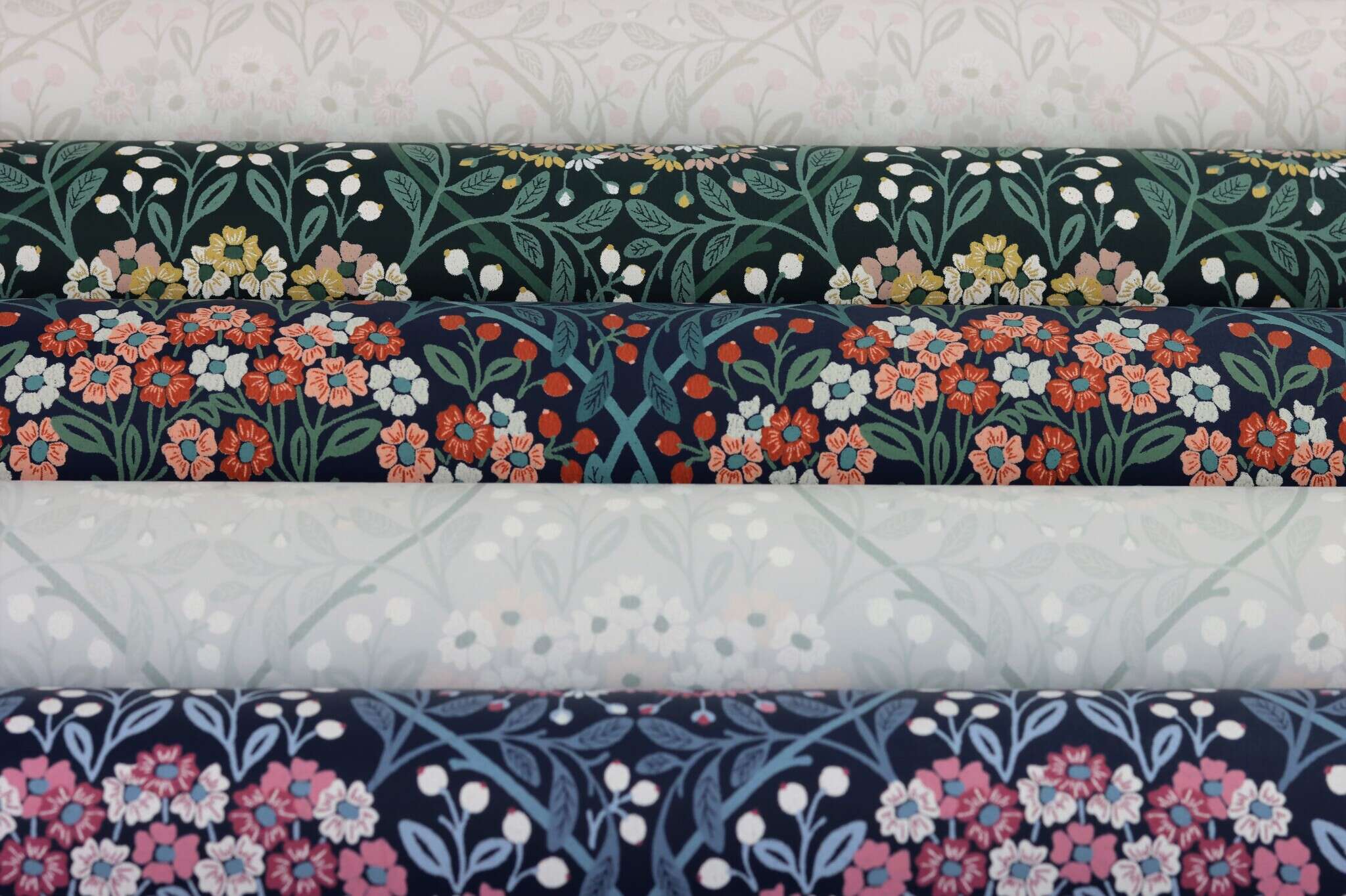 10-710038 Detailaufnahmen 2 Floral non-woven wallpaper in blue-dark blue Selection 710038