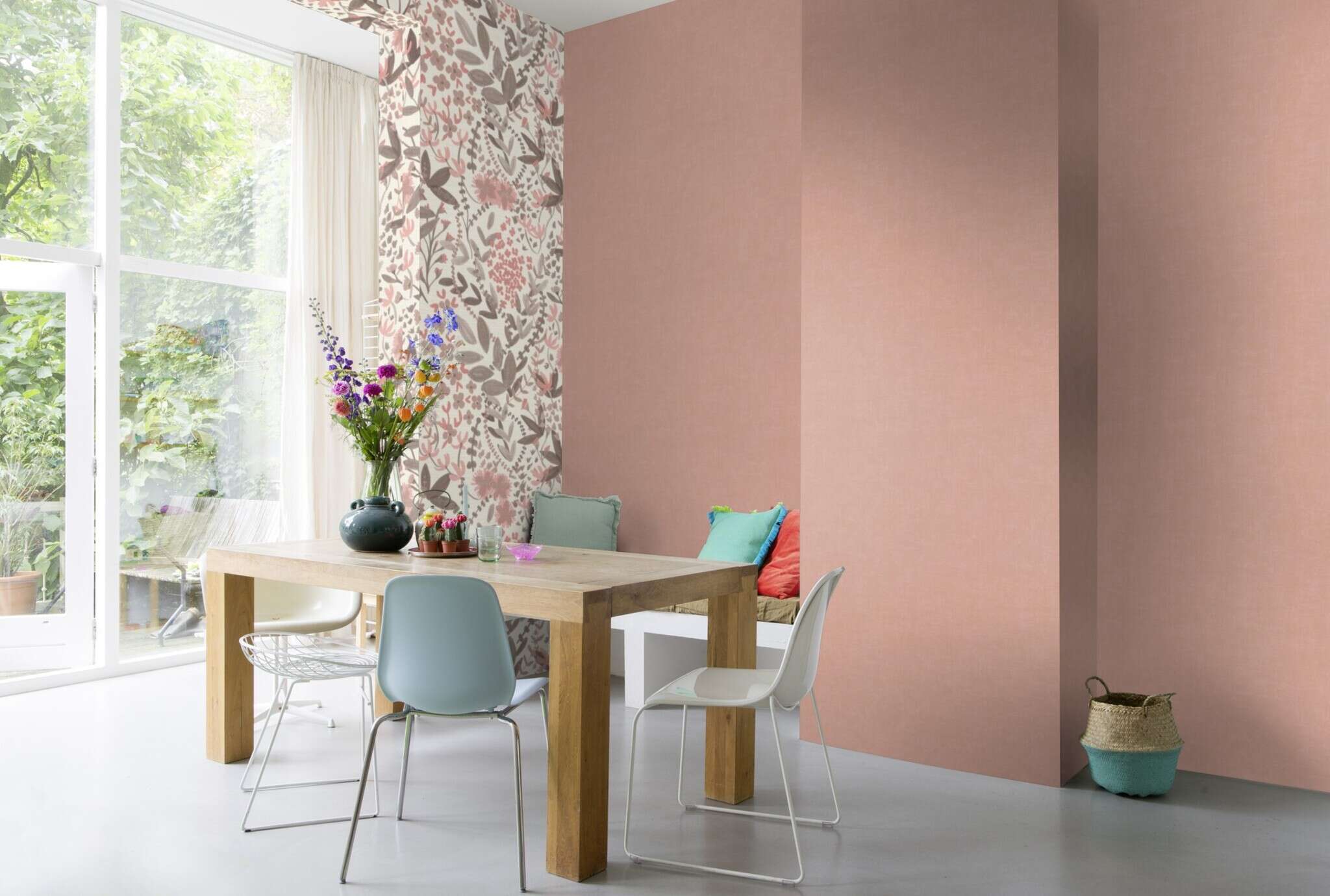 10-580761 Raumsituationen 1 Une chambre avec Papier peint avec fleurs et feuilles peintes à la main dans un style aquarelle