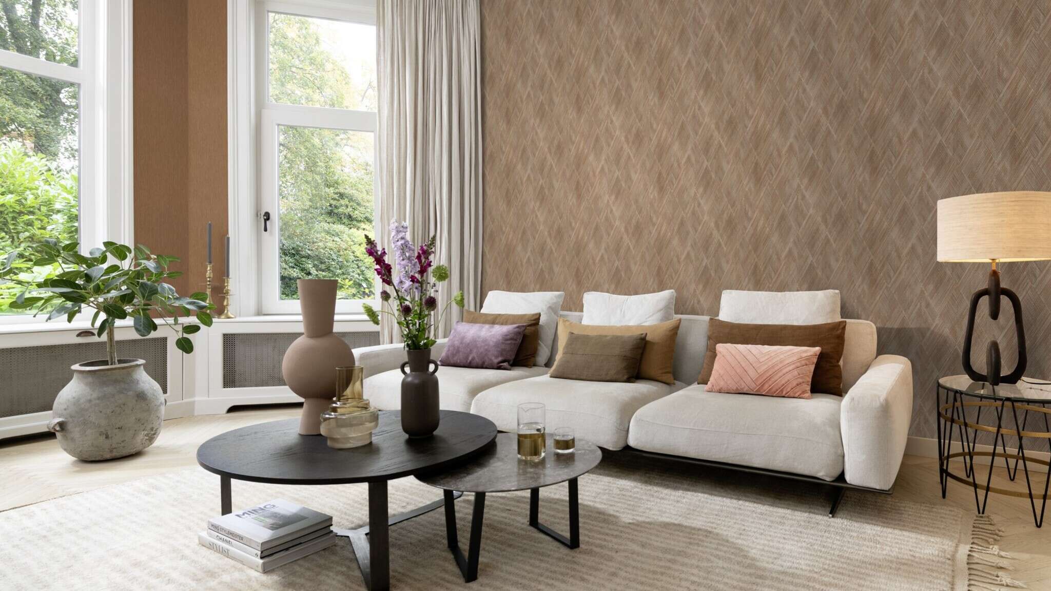 10-844139 Raumsituationen 3 Room with Wallpaper with zigzag diamonds and diagonal lines