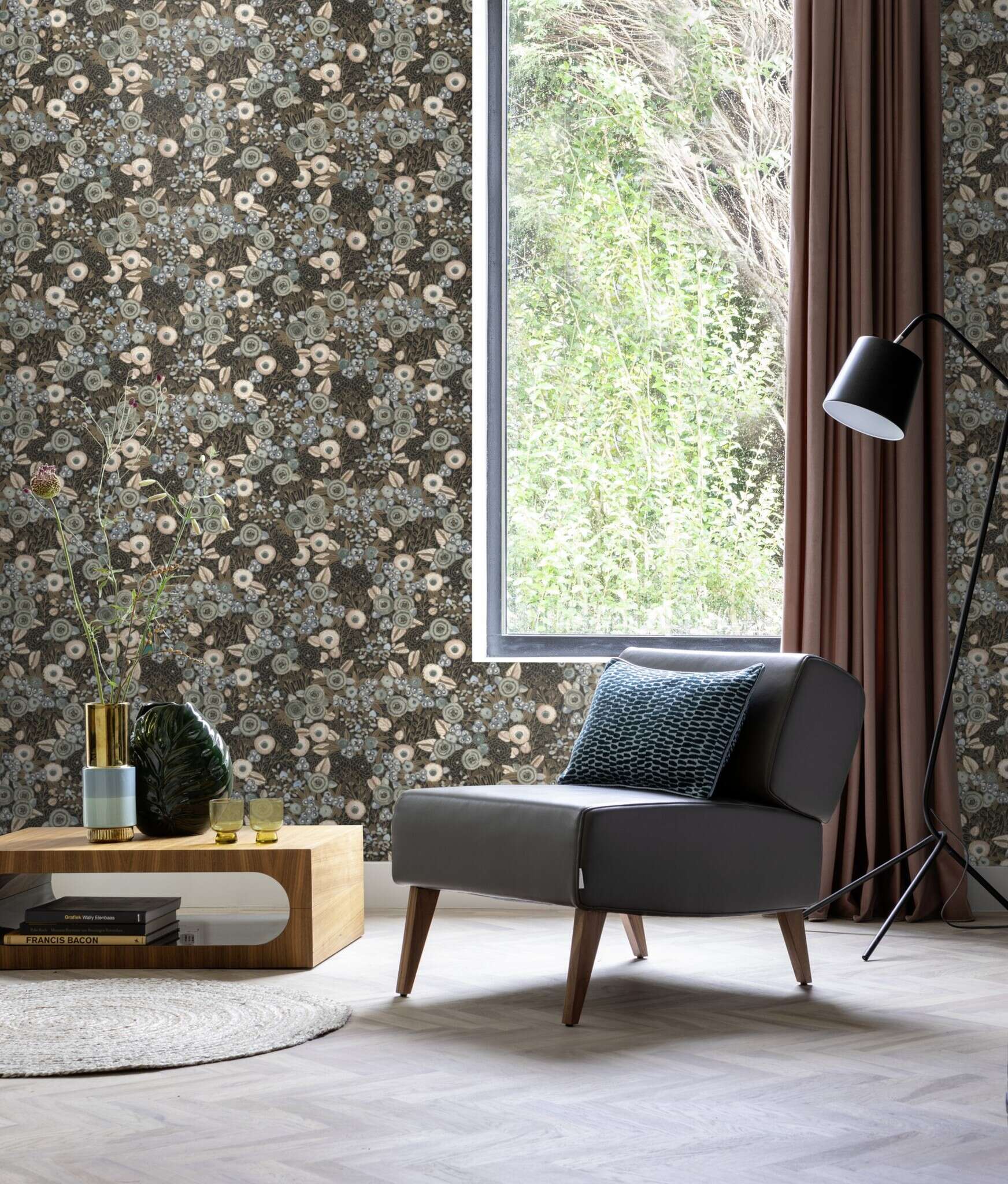 10-868913 Raumsituationen 2 Room with Wallpaper with a floral pattern in a watercolour look and golden contours