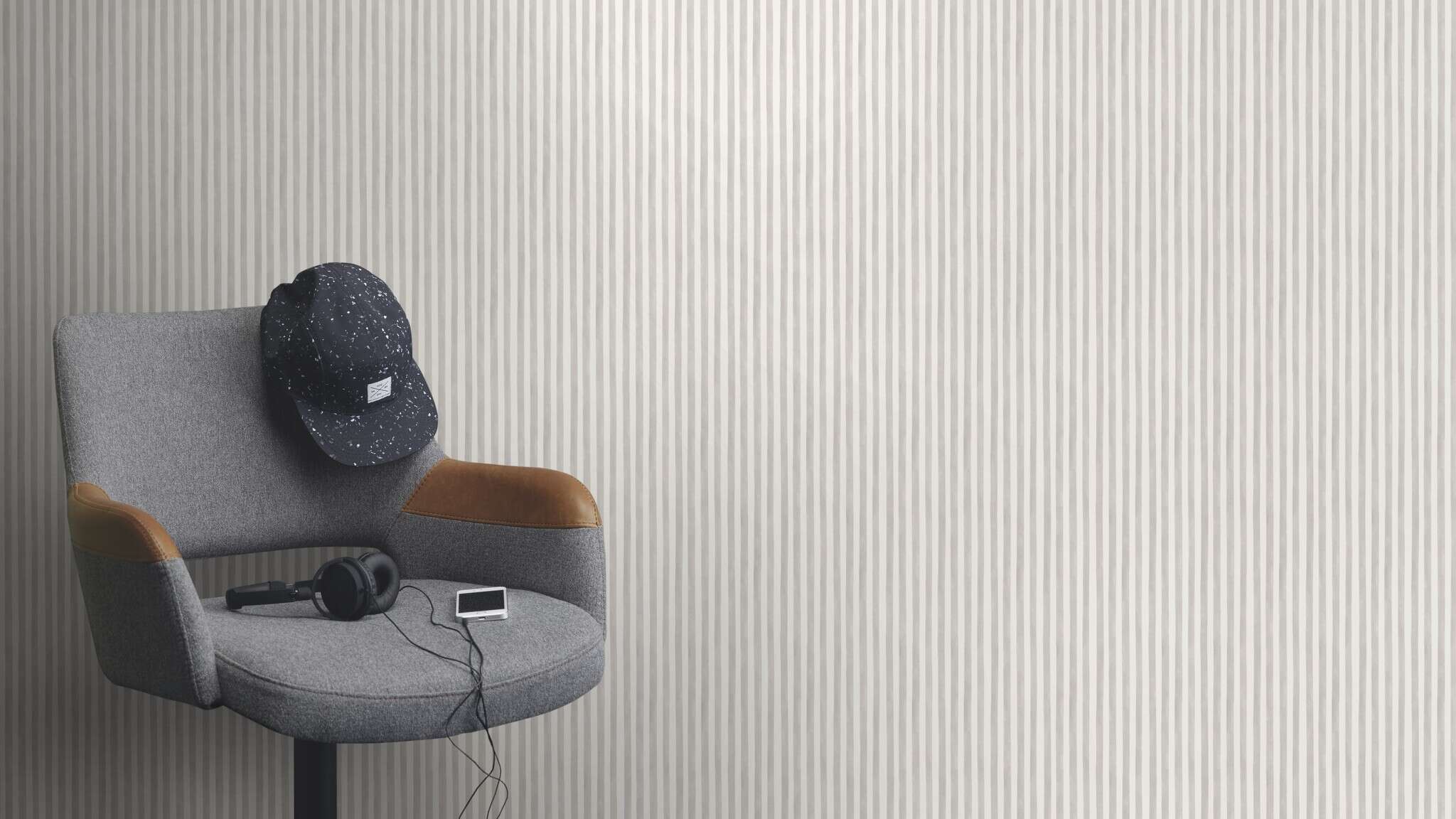 10-252767 Raumsituationen 1 Room with Subtle striped wallpaper in grey and white for classic interior design