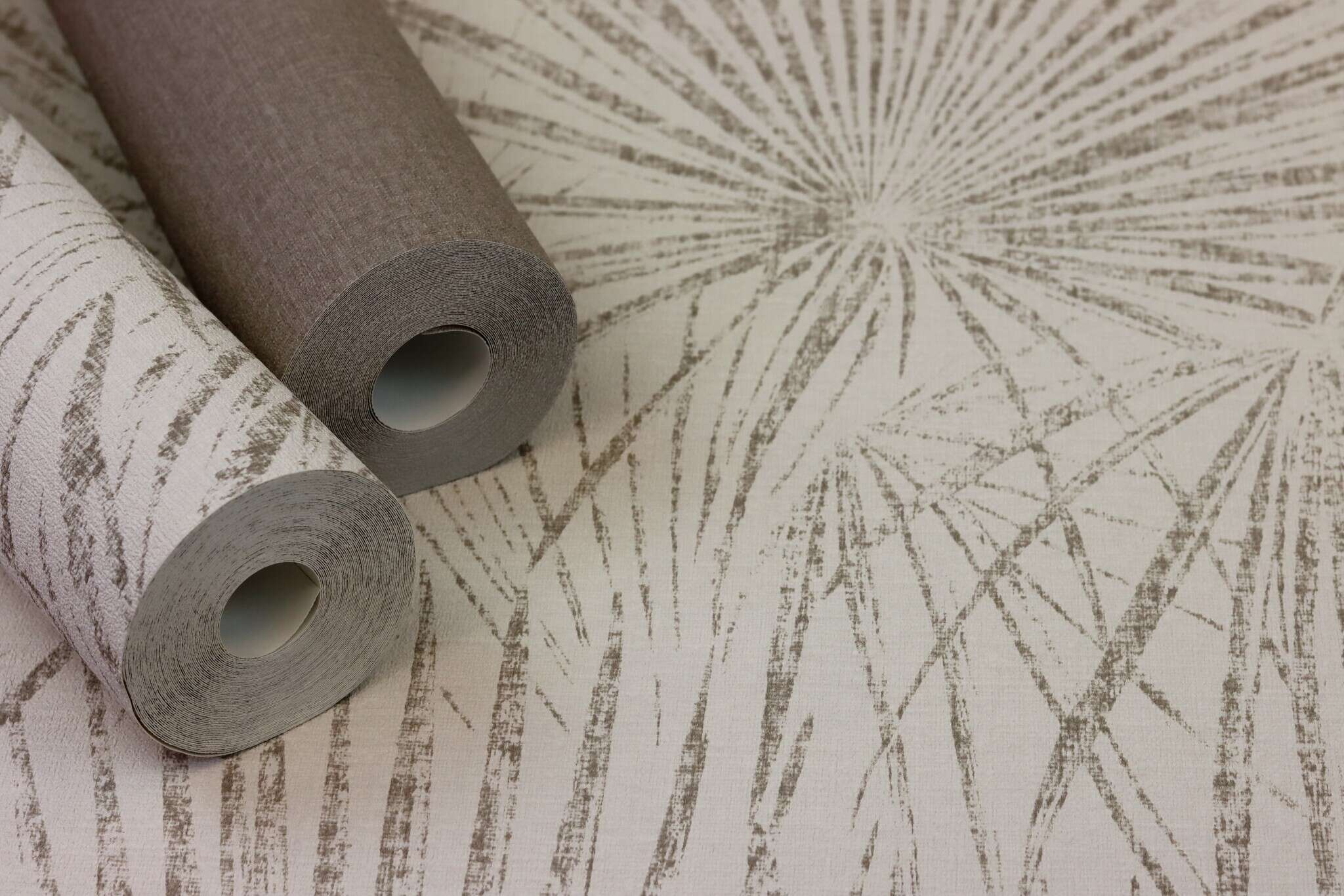 10-555721 Detailaufnahmen 10 Detailed image of Wallpaper with drawn palm fronds in shabby chic style