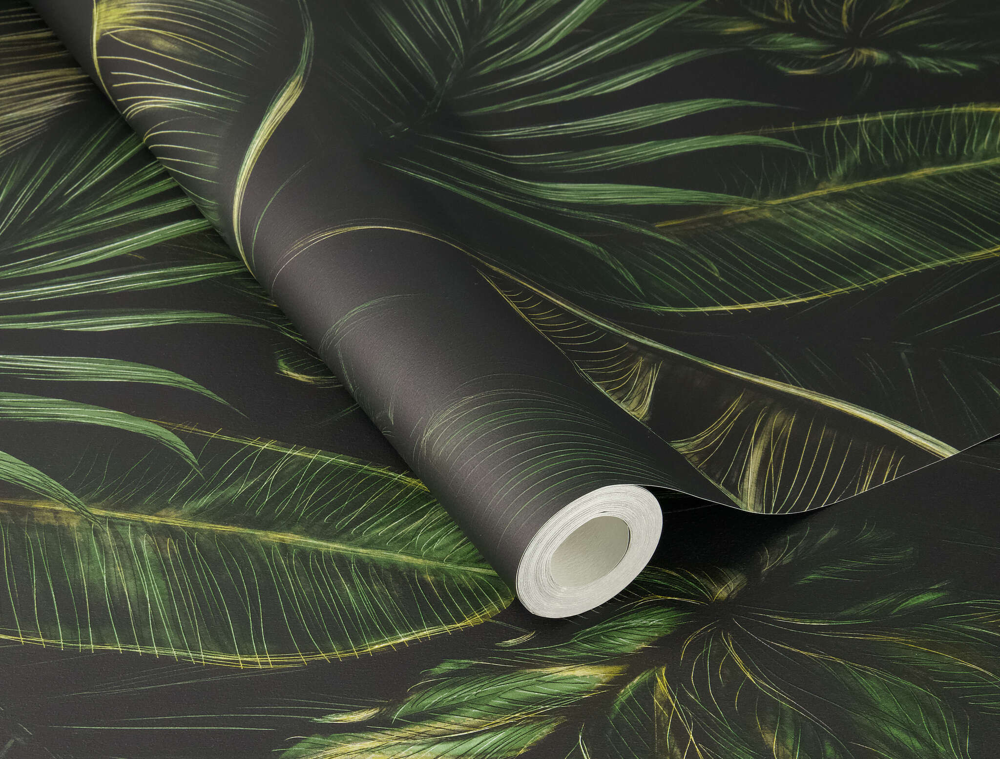 10-286588 Detailaufnahmen 1 Detailed image of Expressive wallpaper with large green banana leaves on a dark background in a jungle style