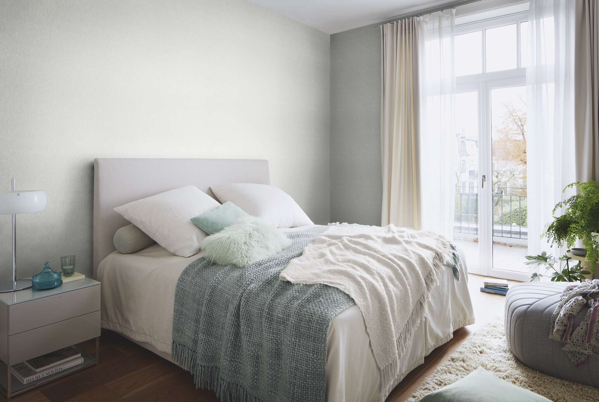 10-608670 Raumsituationen 1 Room with Single-colour wallpaper with thread texture
