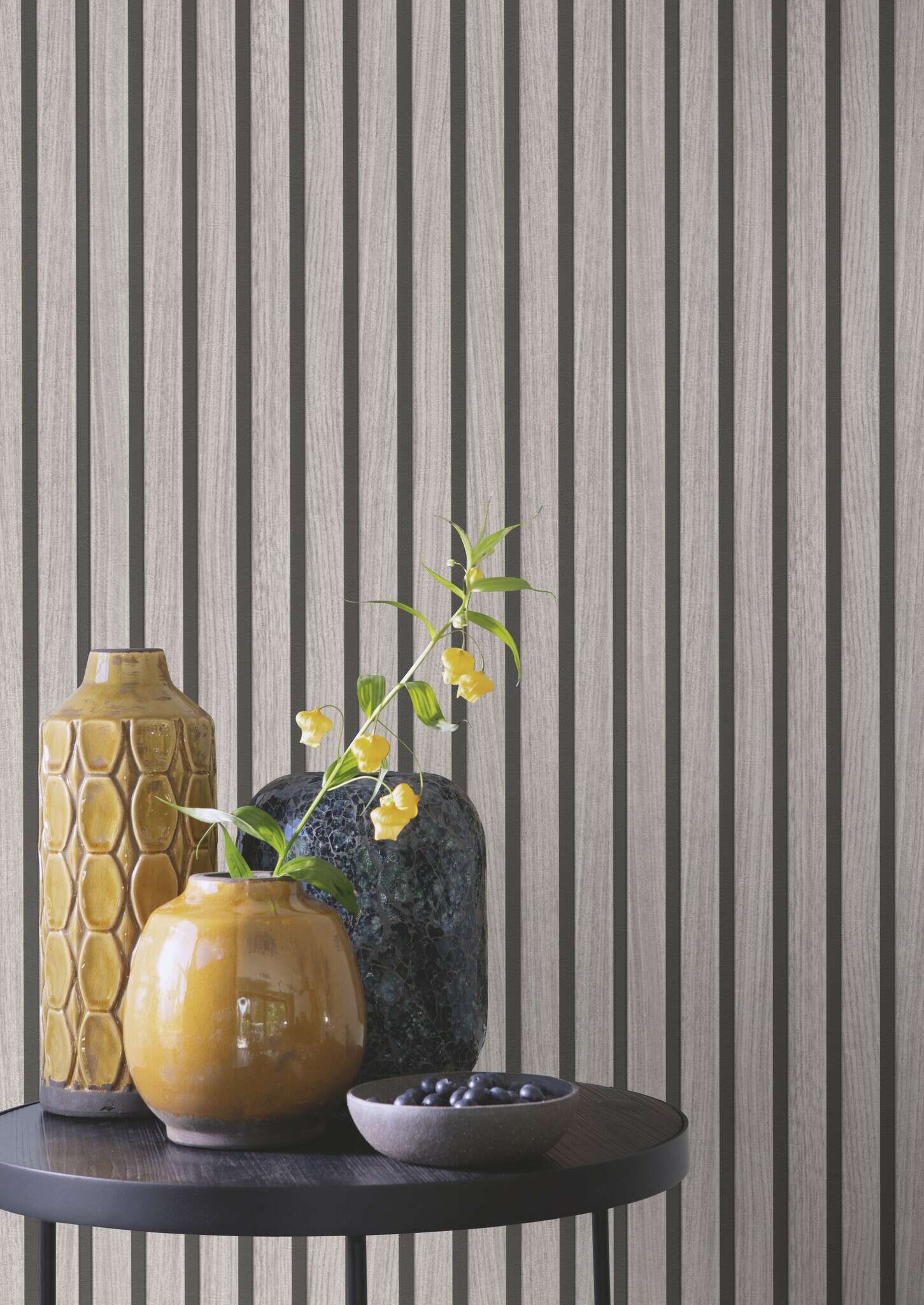 10-278415 Raumsituationen 2 Room with Wallpaper with an elegant striped pattern in a wood look, in grey and black for a timeless design