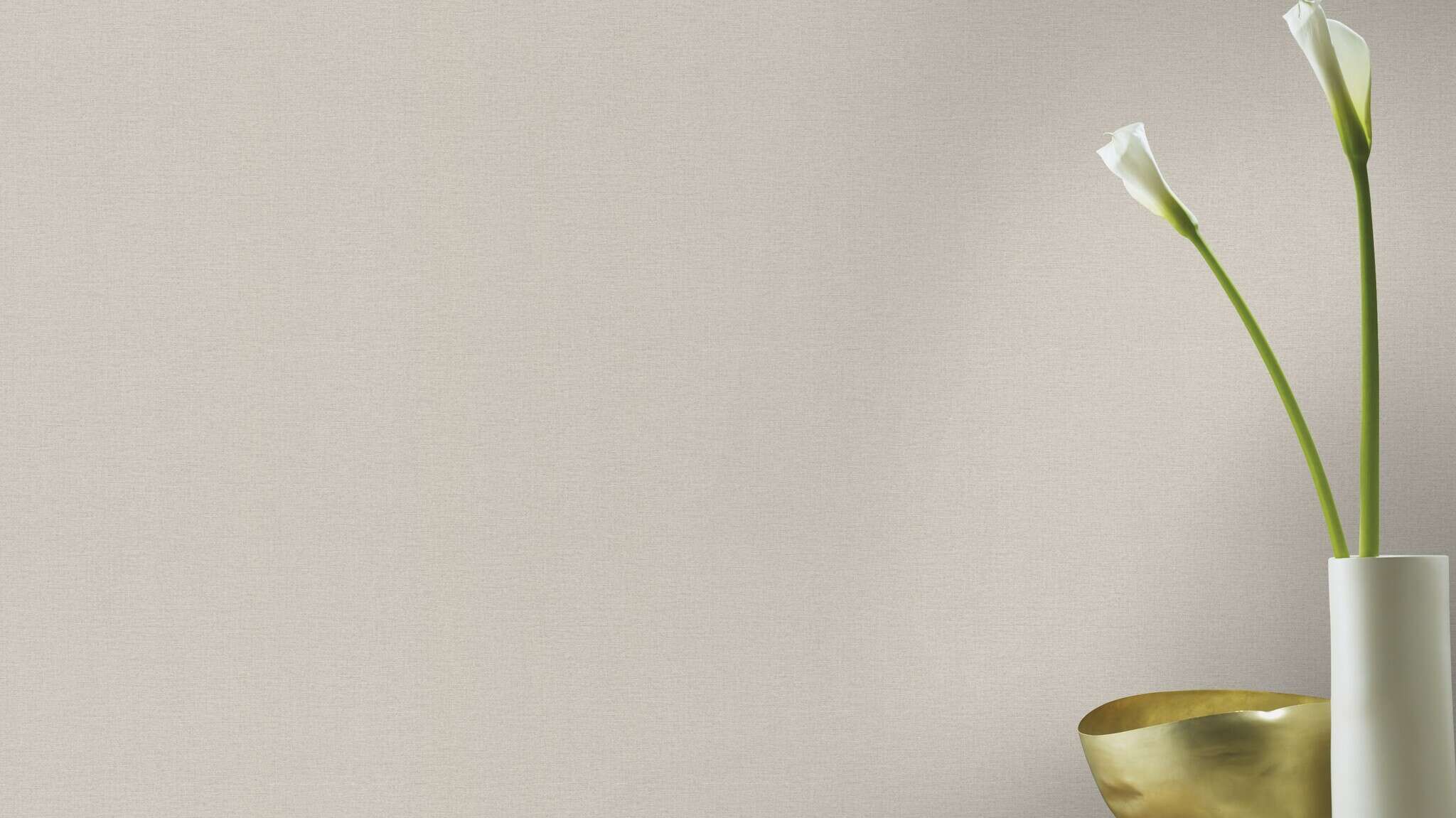 10-452013 Raumsituationen 4 Room with Subtle light beige wallpaper with a textile look and textile surface.